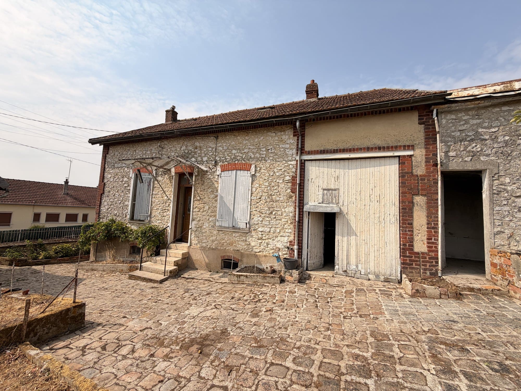 À Provins, conception de deux maisons familiales locatives indépendantes dans un ensemble de 170 m² : rénovation de la maison existante, transformation de la grange, quatre chambres par logement et pièces de vie lumineuses.