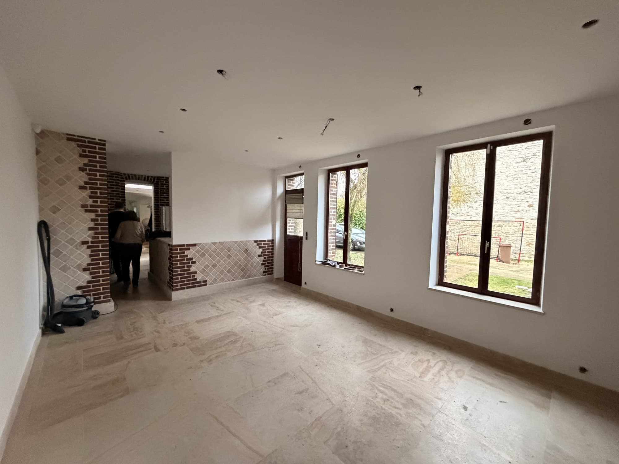 À Sainte-Savine, près de Troyes, une grande chambre et sa buanderie sont repensées pour créer une suite parentale avec dressing, salle d'eau et espace linge.