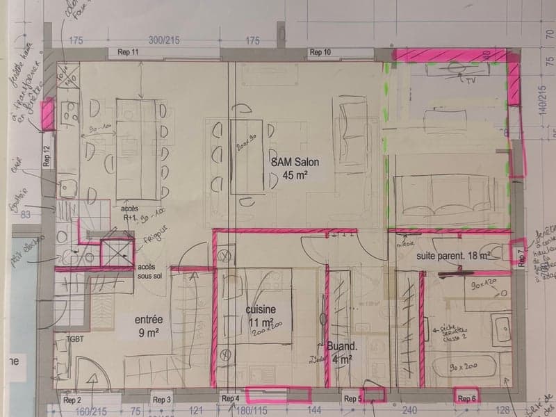 À Poigny, près de Provins, les plans du permis d'une maison neuve repris en une séance en visio avant le coulage de la dalle : escaliers superposés, suite parentale de 32 m², cuisine ouverte et compte rendu pour le constructeur.