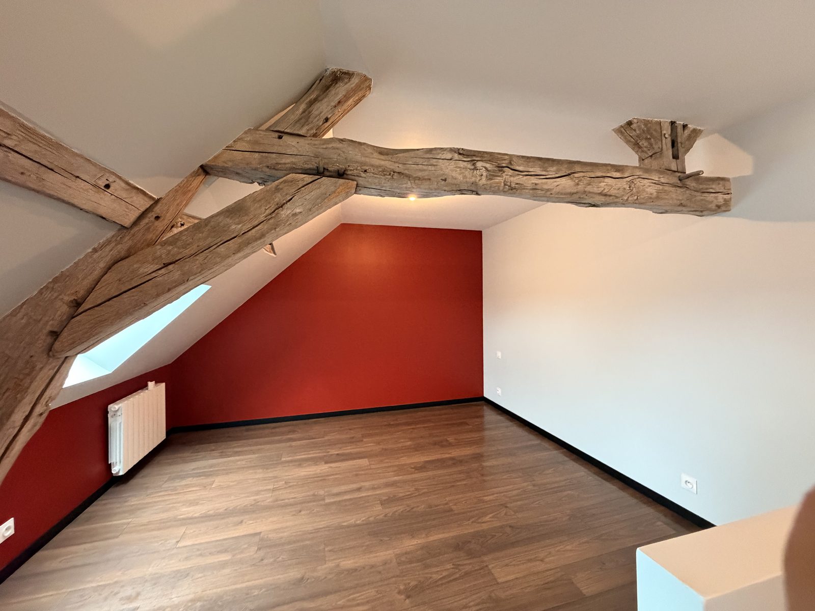 Chambre parentale aménagée sous combles près de Provins, conçue et suivie par une architecte d'intérieur et courtier en travaux