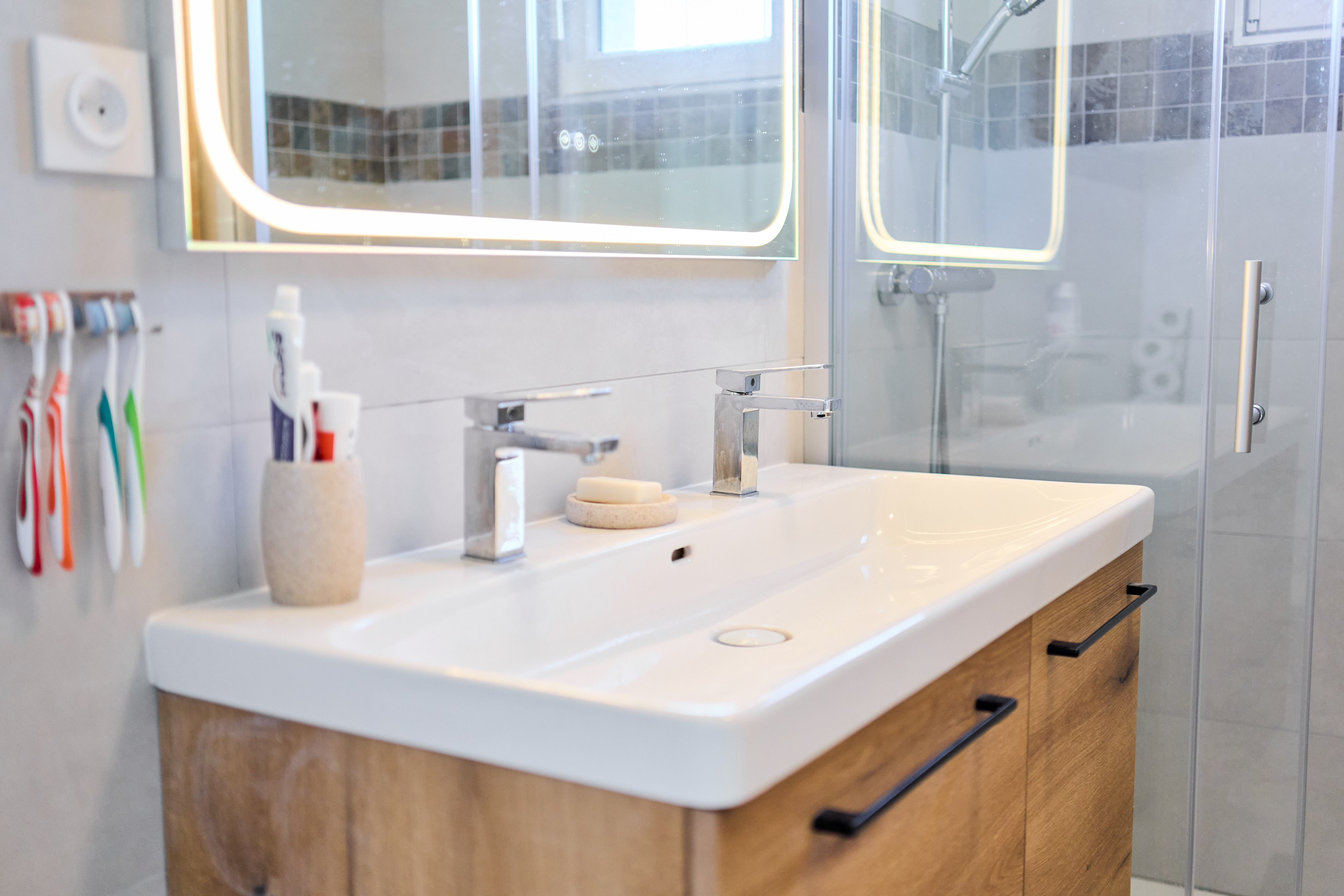 Détail du miroir rétroéclairé au-dessus de la vasque de salle de bain