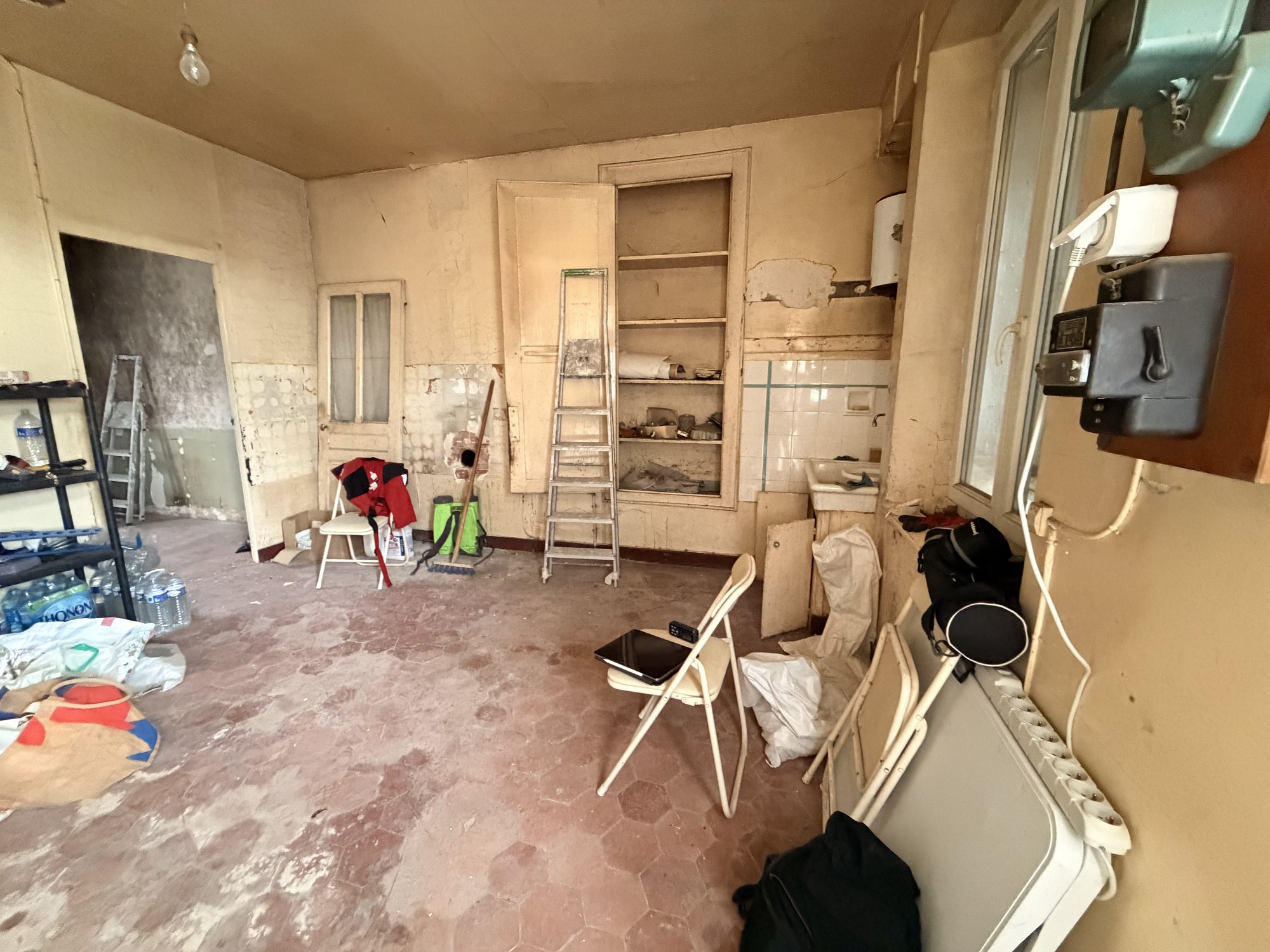 Cuisine existante avant rénovation d'une maison destinée à la location familiale à Provins