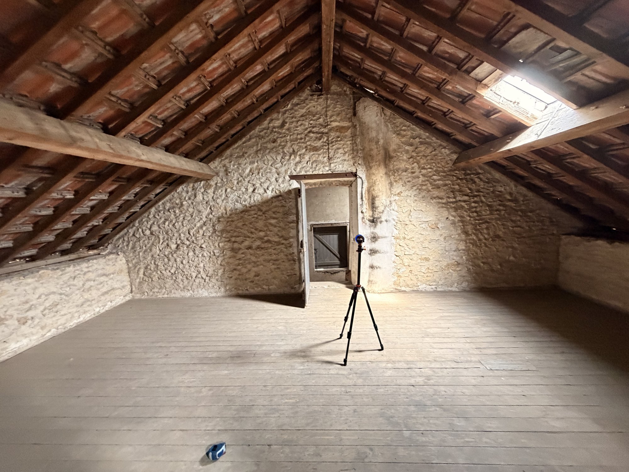Volume sous charpente de la grange avant sa transformation en maison familiale à Provins