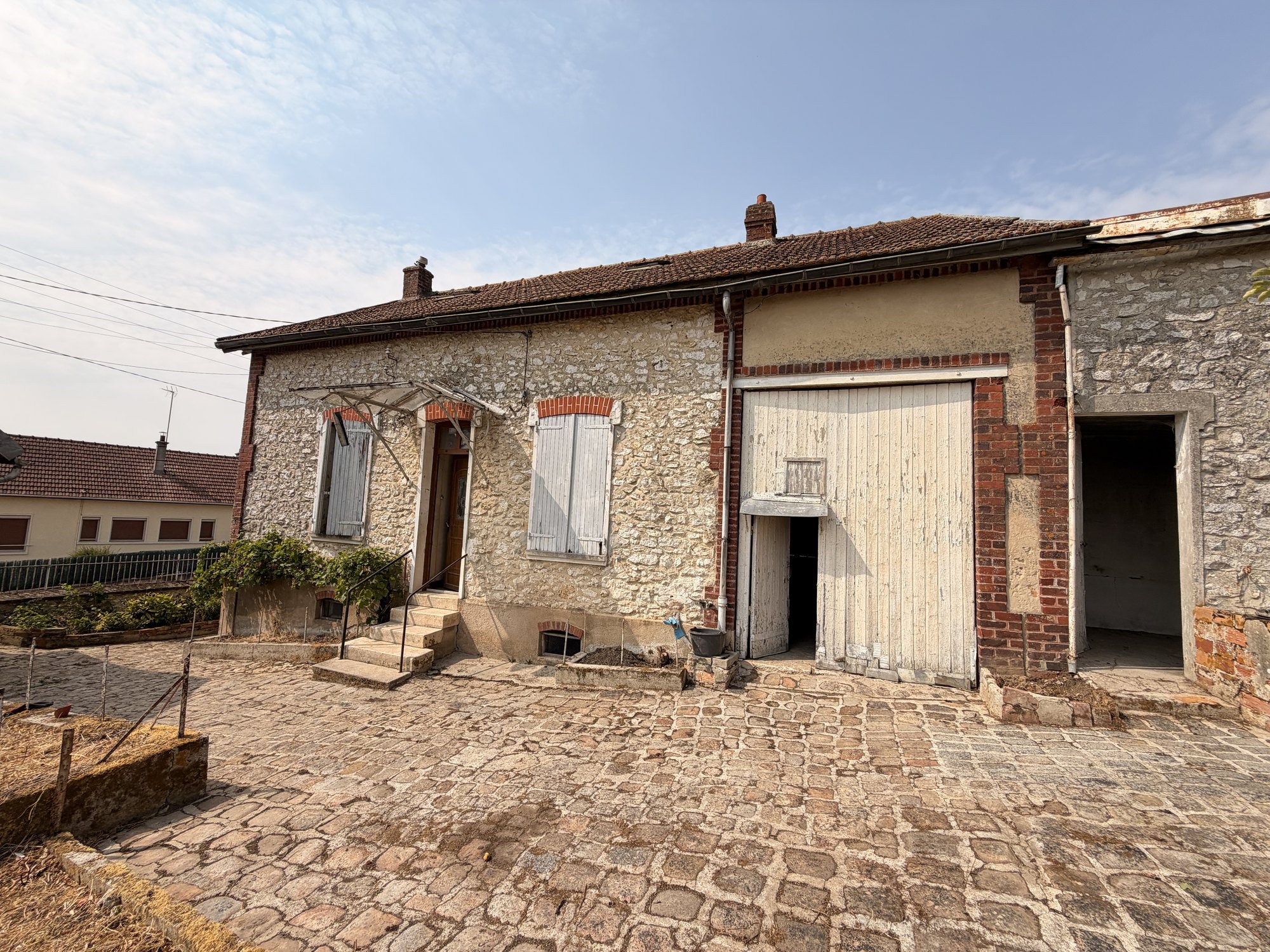 Maison ancienne et grange en pierre avant transformation à Provins en Seine-et-Marne