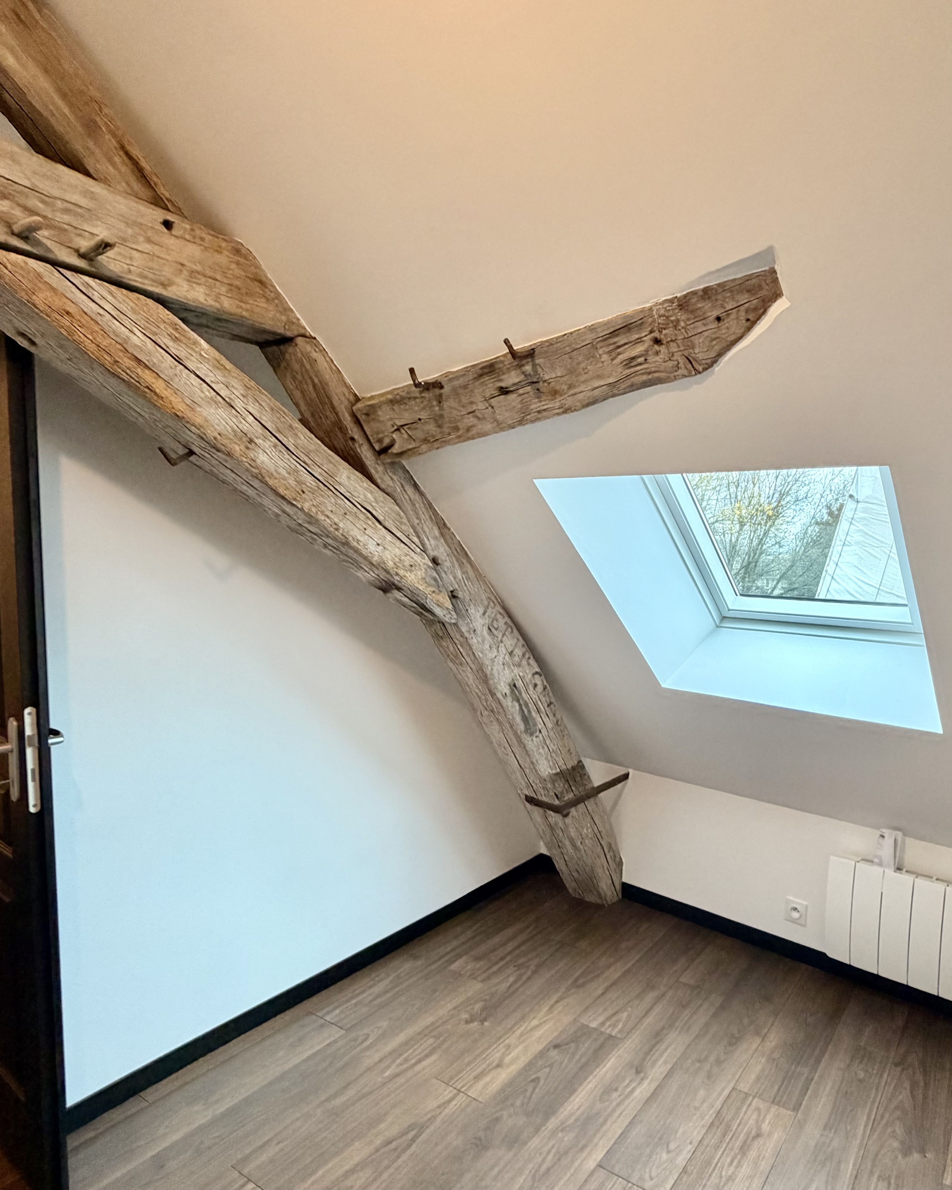 Aménagement de combles à Villenauxe-la-Grande - poutre ancienne et velux