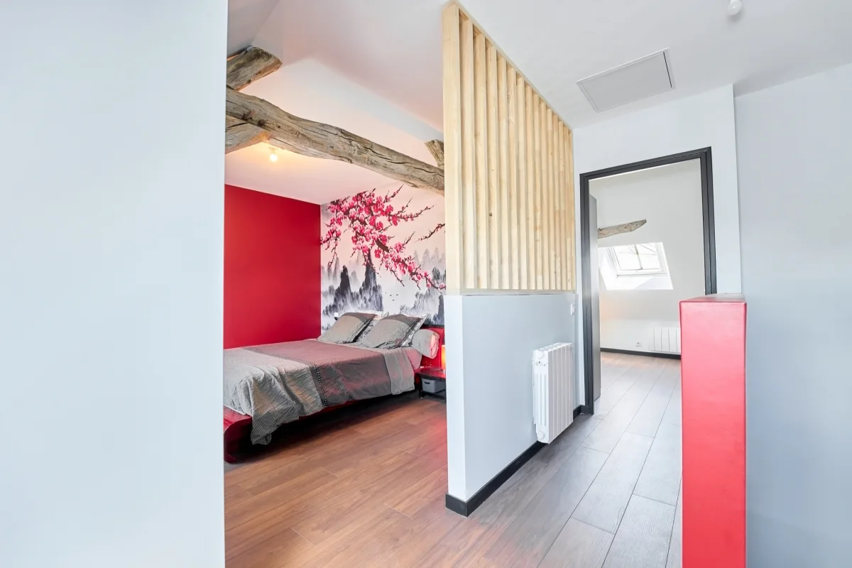 Circulation entre la chambre parentale, le claustra et le dressing après l'aménagement des combles