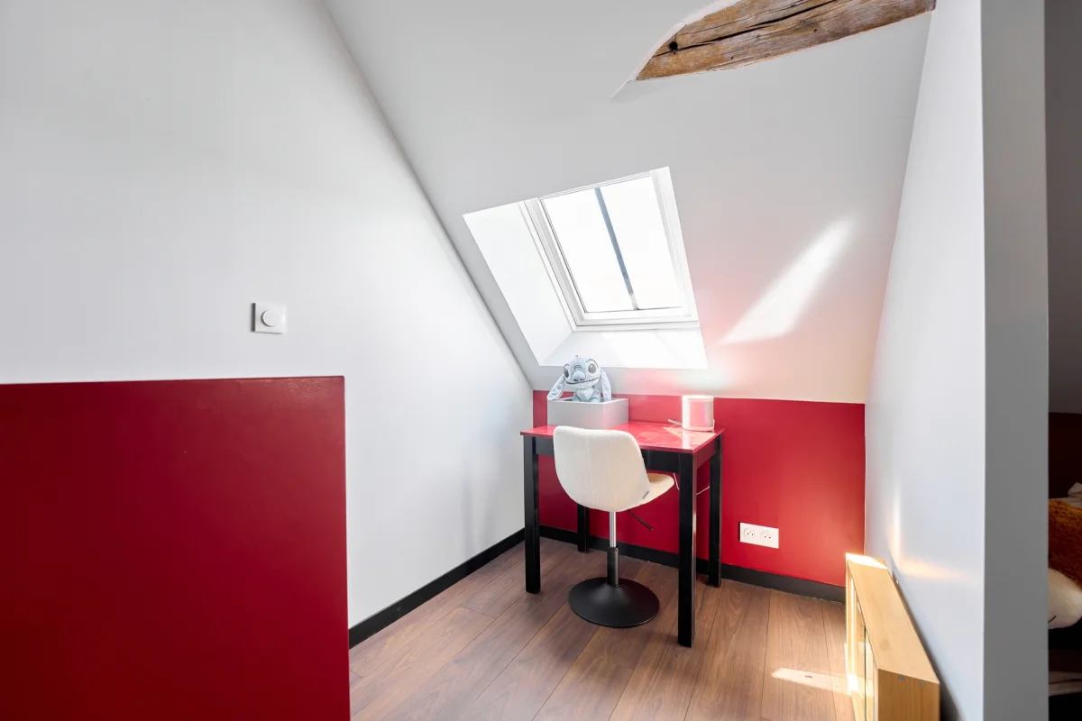Coin coiffeuse sous une fenêtre de toit dans des combles aménagés près de Provins