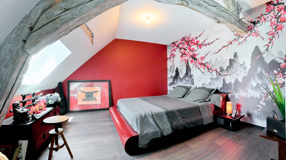 Chambre parentale avec fresque de cerisier, mur bordeaux et charpente apparente à Villenauxe-la-Grande