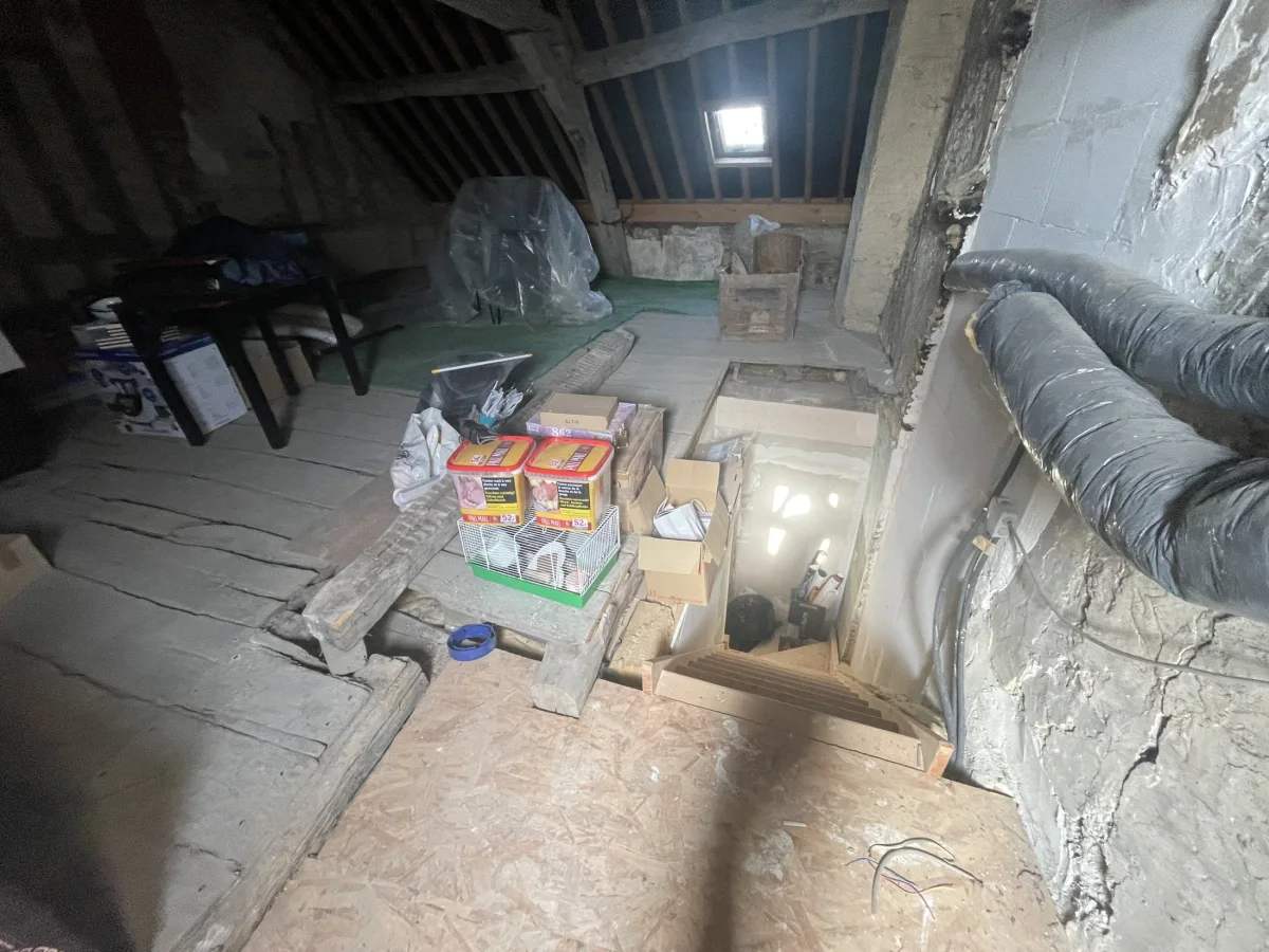 Trémie d'escalier, plancher brut et espace de stockage avant l'aménagement des combles près de Provins