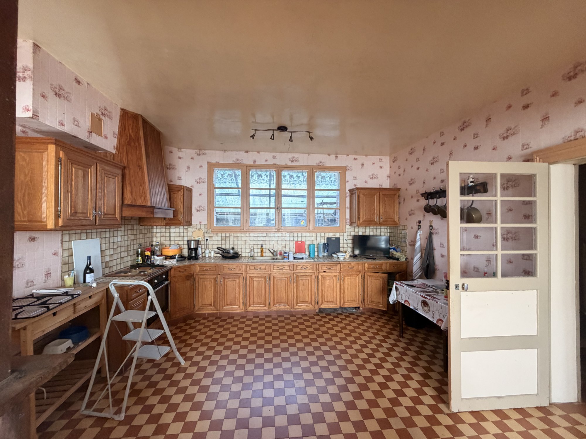 Ancienne cuisine d'une ferme familiale près de Sézanne avant rénovation