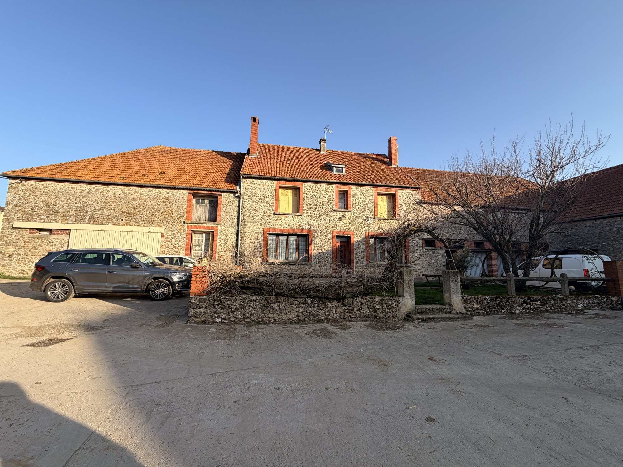 Rénovation d'une ferme familiale près de Sézanne dans la Marne, vue extérieure avant travaux