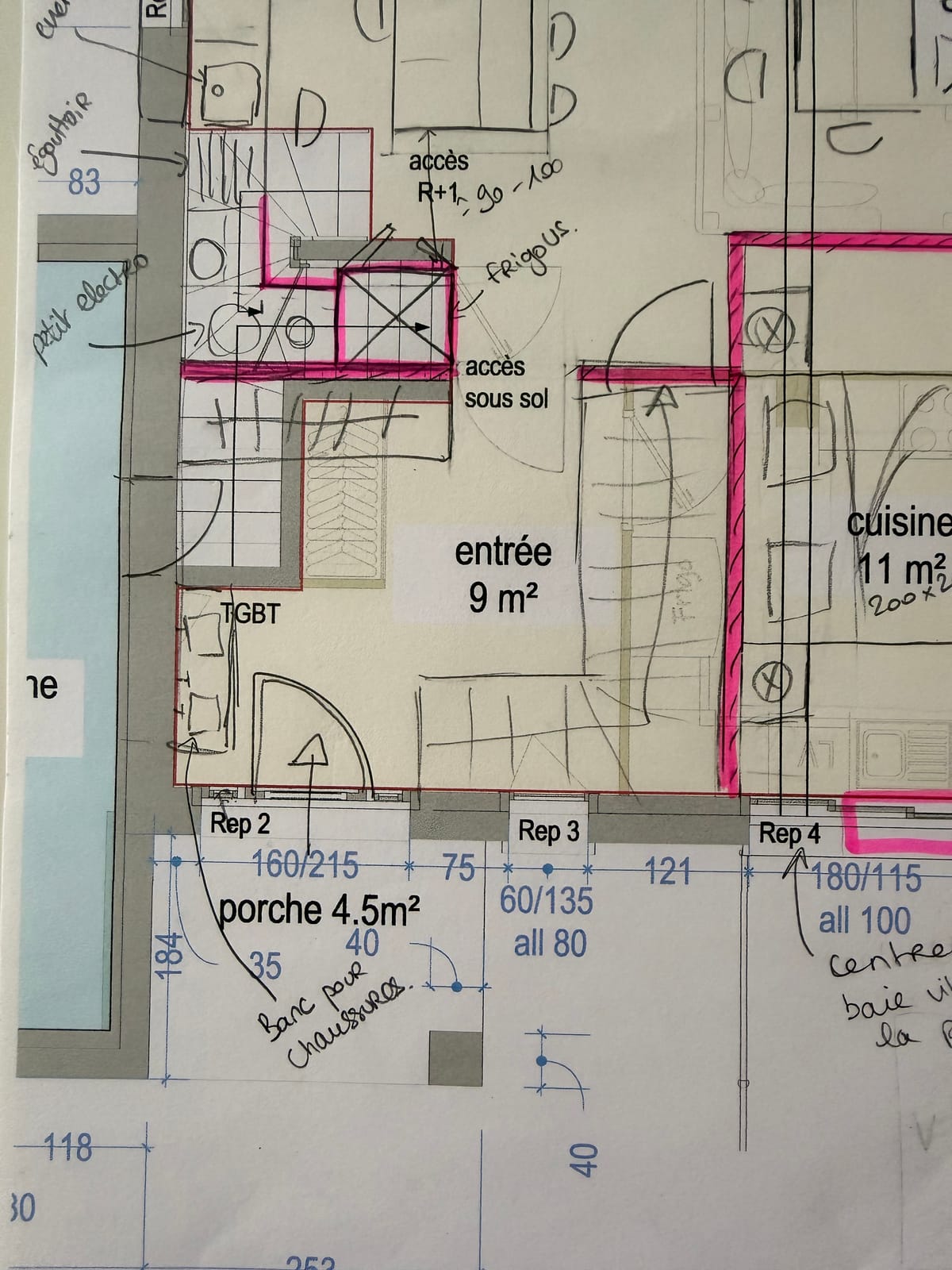 Maison neuve à Poigny - détail du plan annoté : entrée, escaliers superposés et rangements