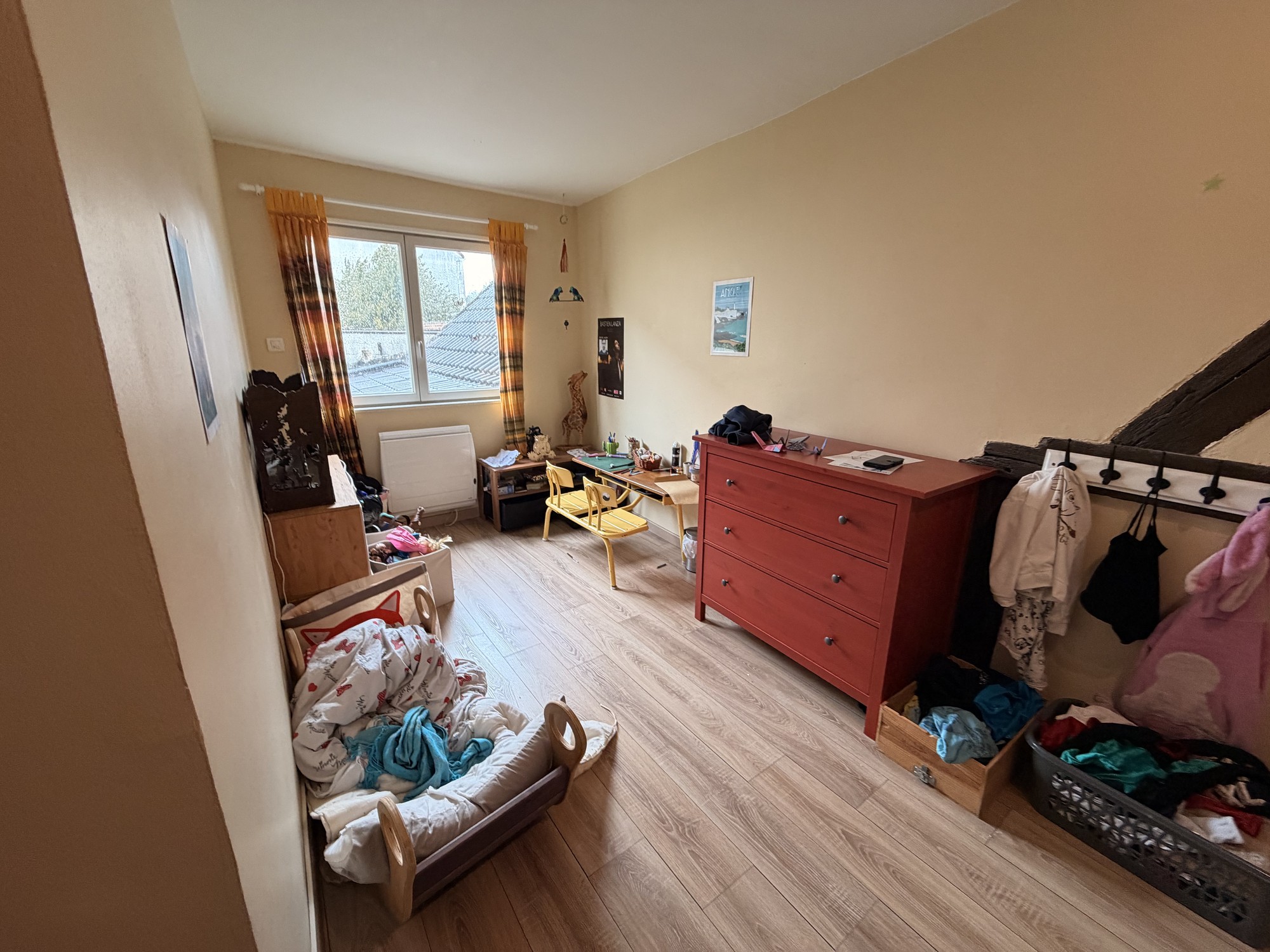 Chambre partagée existante avant son réaménagement pour des jumelles à Provins