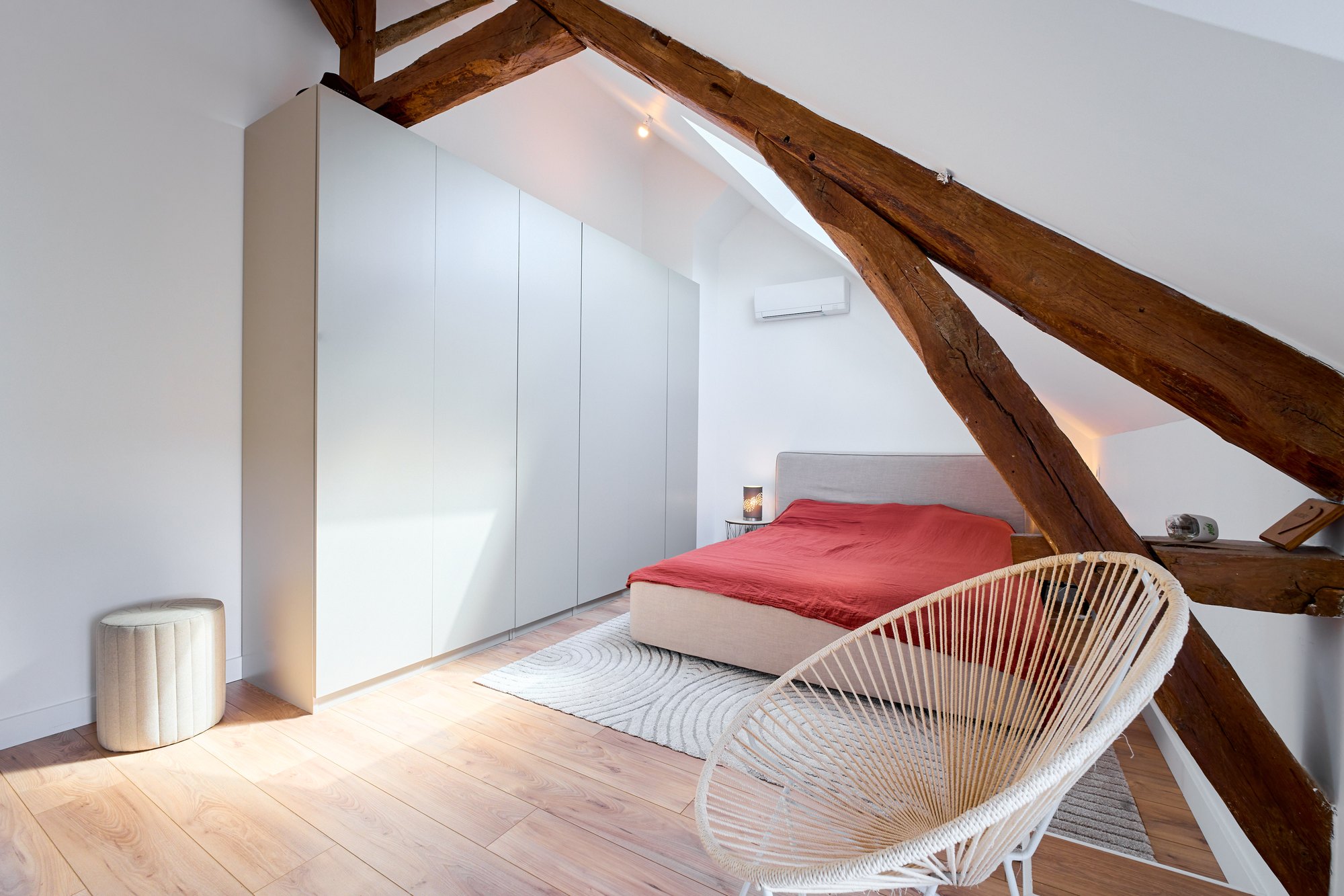 Chambre parentale sous combles avec grand dressing intégré dans une maison près de Provins