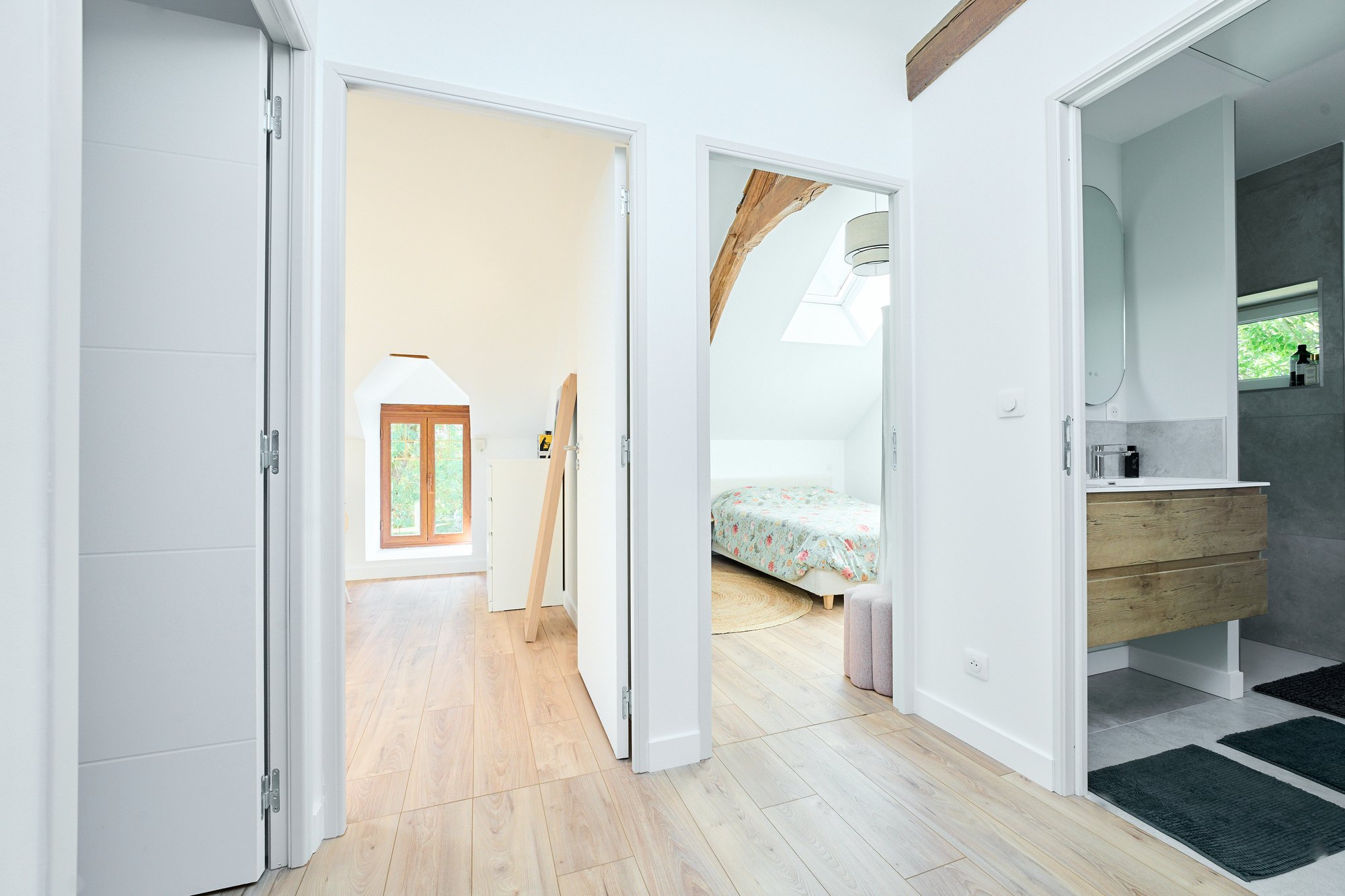 Étage sous combles entièrement redistribué dans une maison ancienne à Sognolles-en-Montois près de Provins