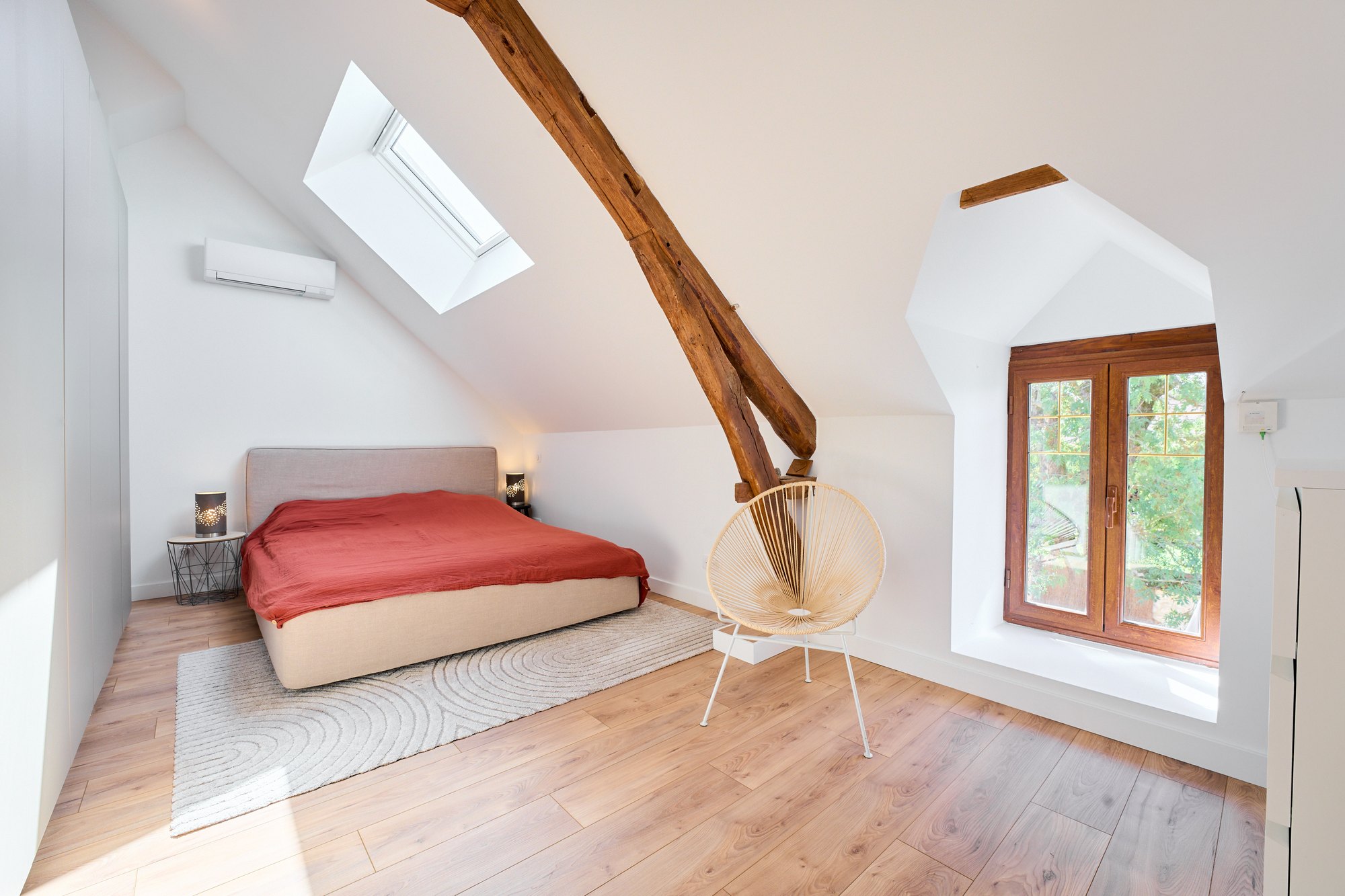 Future chambre d'enfant lumineuse aménagée sous les combles d'une maison en Seine-et-Marne