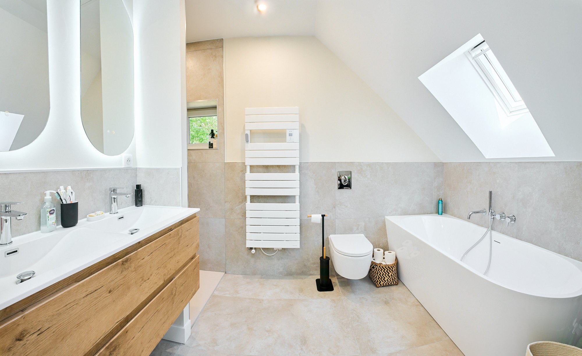 Salle de bains sous pente avec baignoire, double vasque et WC suspendu près de Provins