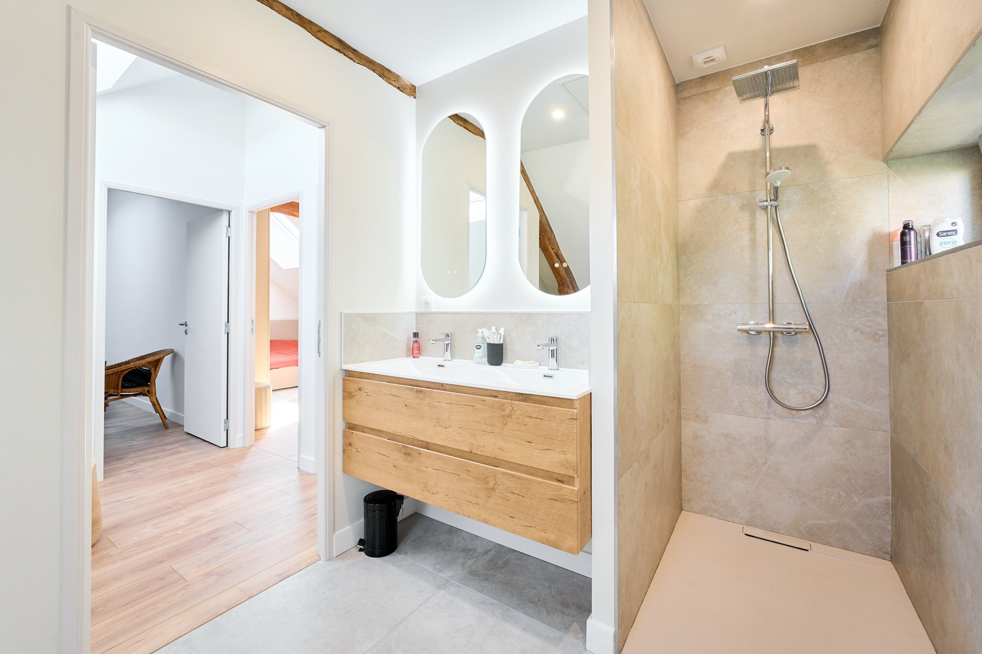 Douche et double vasque dans une salle de bains aménagée sous les combles à Sognolles-en-Montois