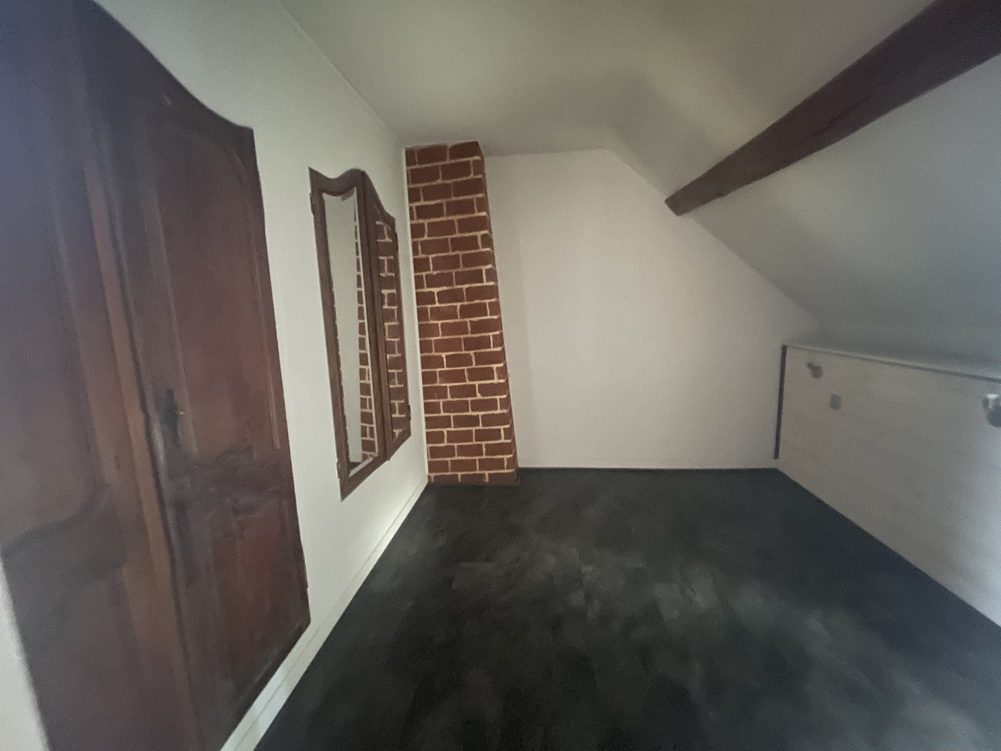 Petite chambre sombre sous pente avant rénovation d'un étage près de Provins