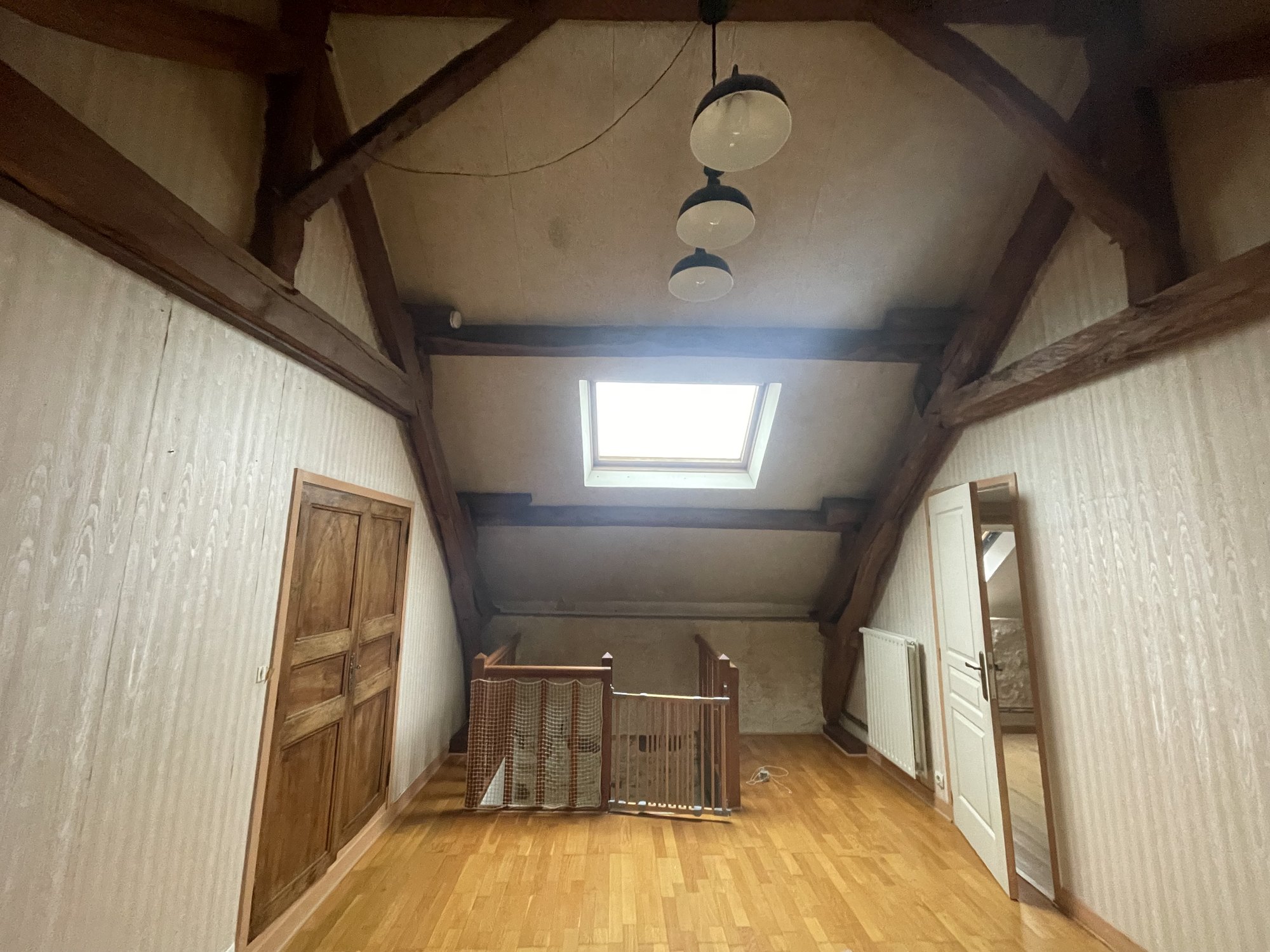 Grand palier surdimensionné avant redistribution de l'étage d'une maison ancienne à Sognolles-en-Montois