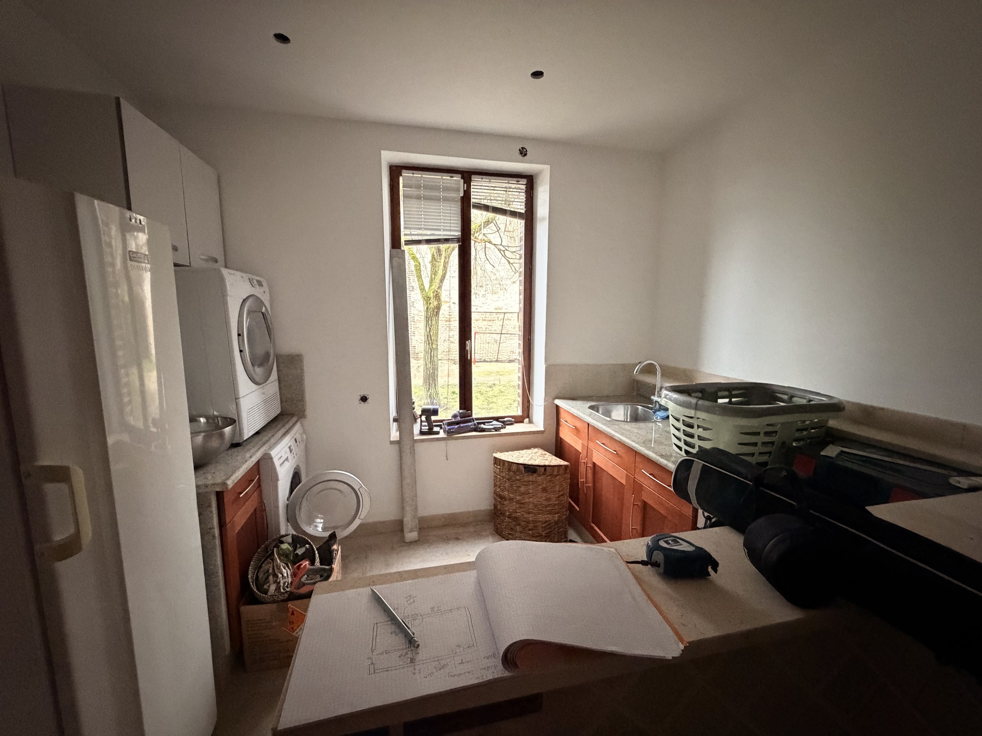 Buanderie existante avant son intégration dans une suite parentale près de Troyes