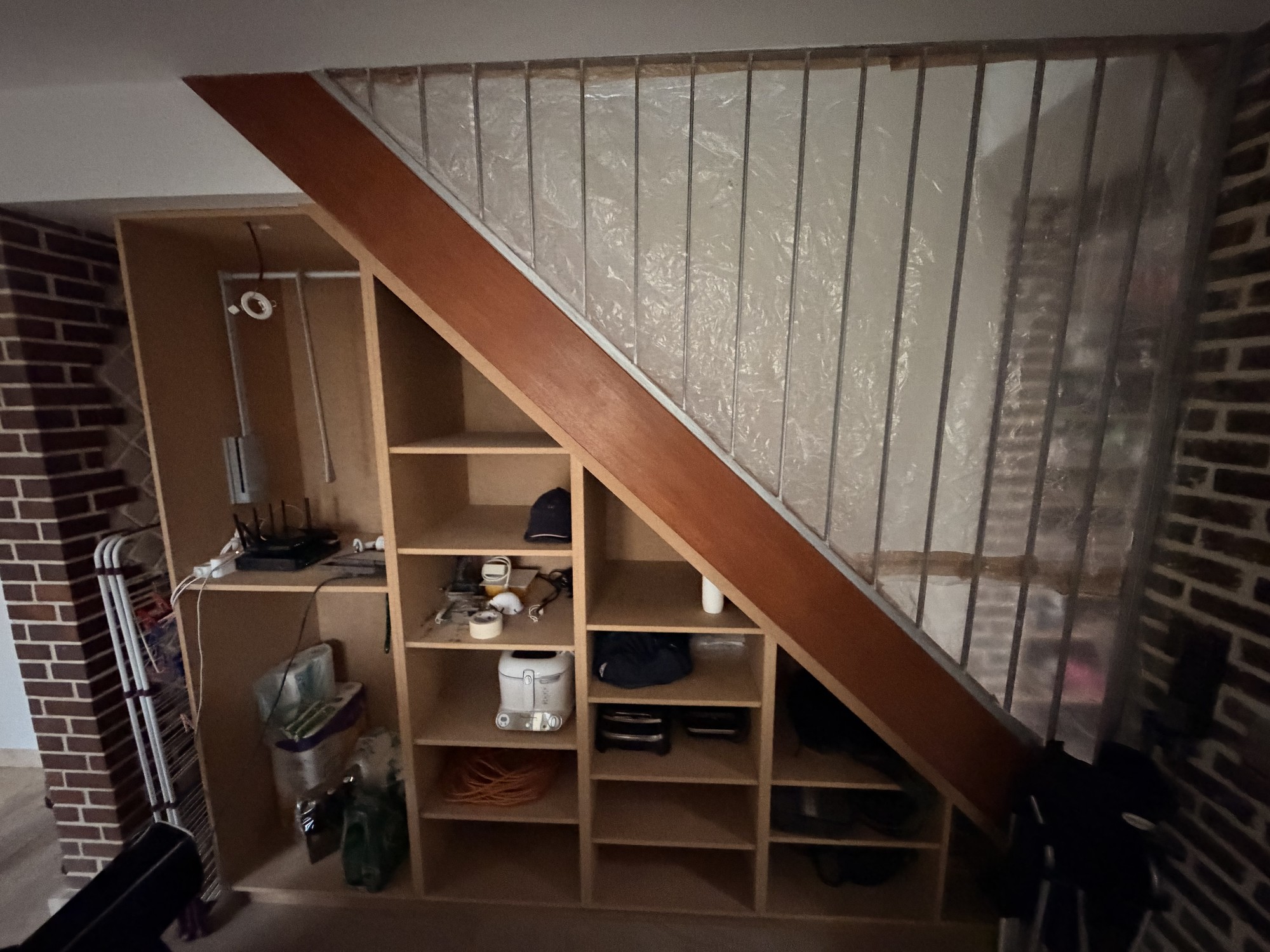 Volume de rangement existant sous l'escalier intégré au projet de suite parentale à Sainte-Savine