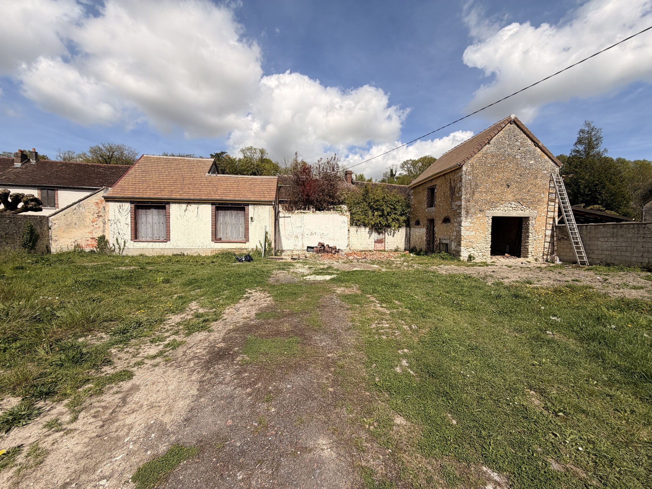 Petite maison et grange en pierre avant leur réunion par une extension à Chalautre-la-Petite près de Provins