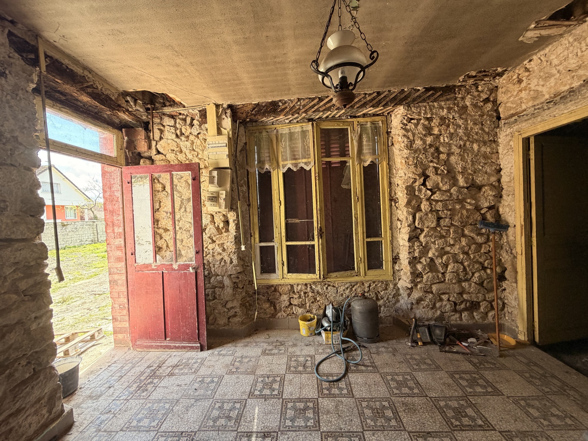 Pièce en pierre dans la petite maison avant rénovation à Chalautre-la-Petite en Seine-et-Marne