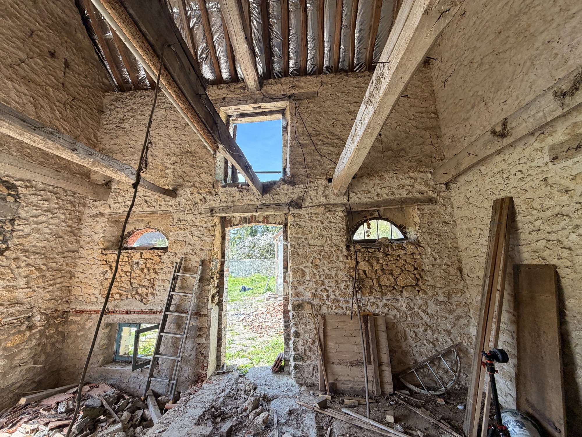 Grand volume intérieur de la grange en pierre avant sa transformation en cuisine près de Provins