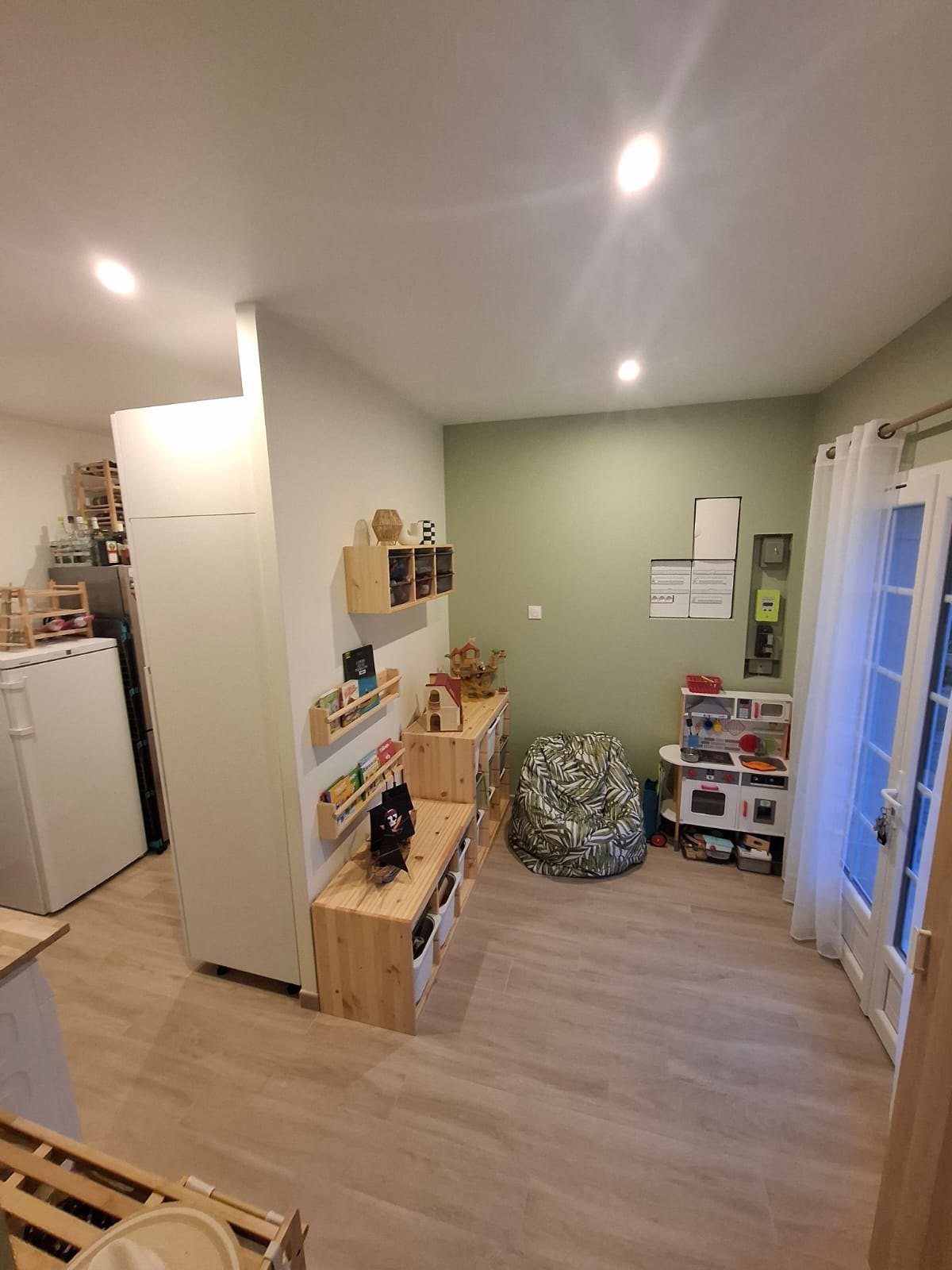 Garage transformé en pièce multifonction avec salle de jeux et rangements à Yerres dans l'Essonne