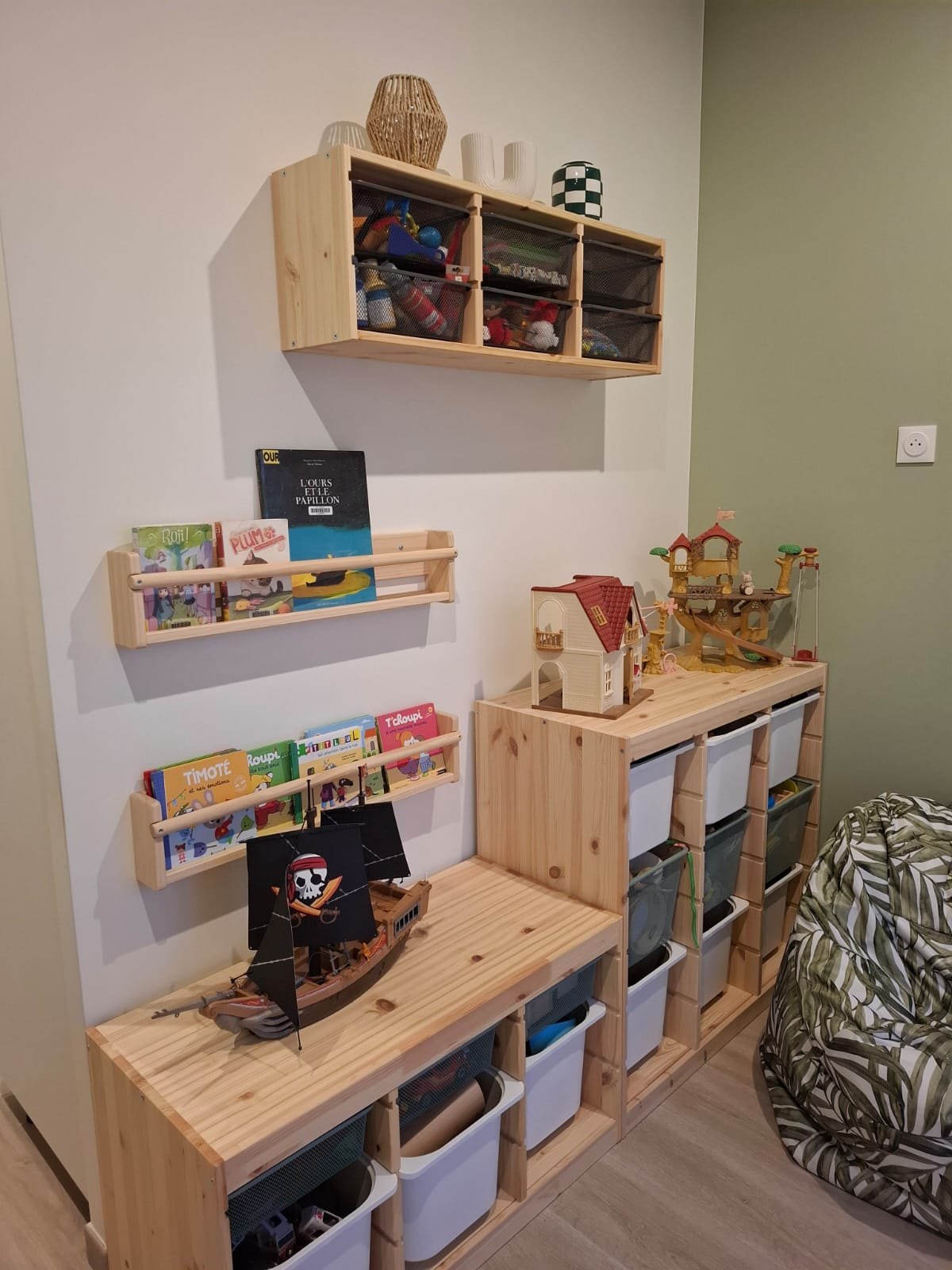 Rangements pour jouets et bibliothèque murale adaptés aux enfants à Yerres