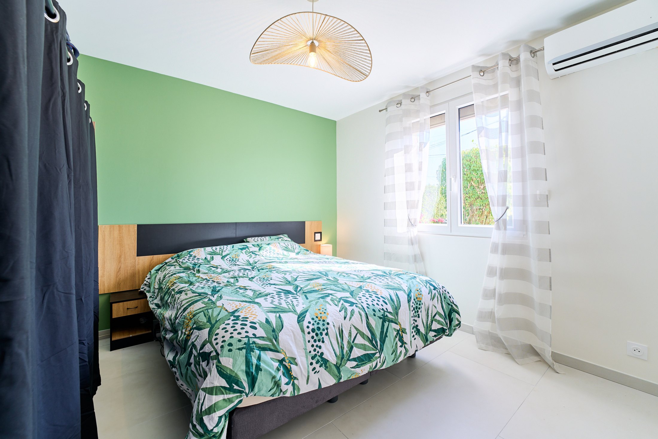 Rénovation d'une maison familiale à Maison Rouge près de Provins - chambre parentale après travaux avec tête de lit en bois et mur vert