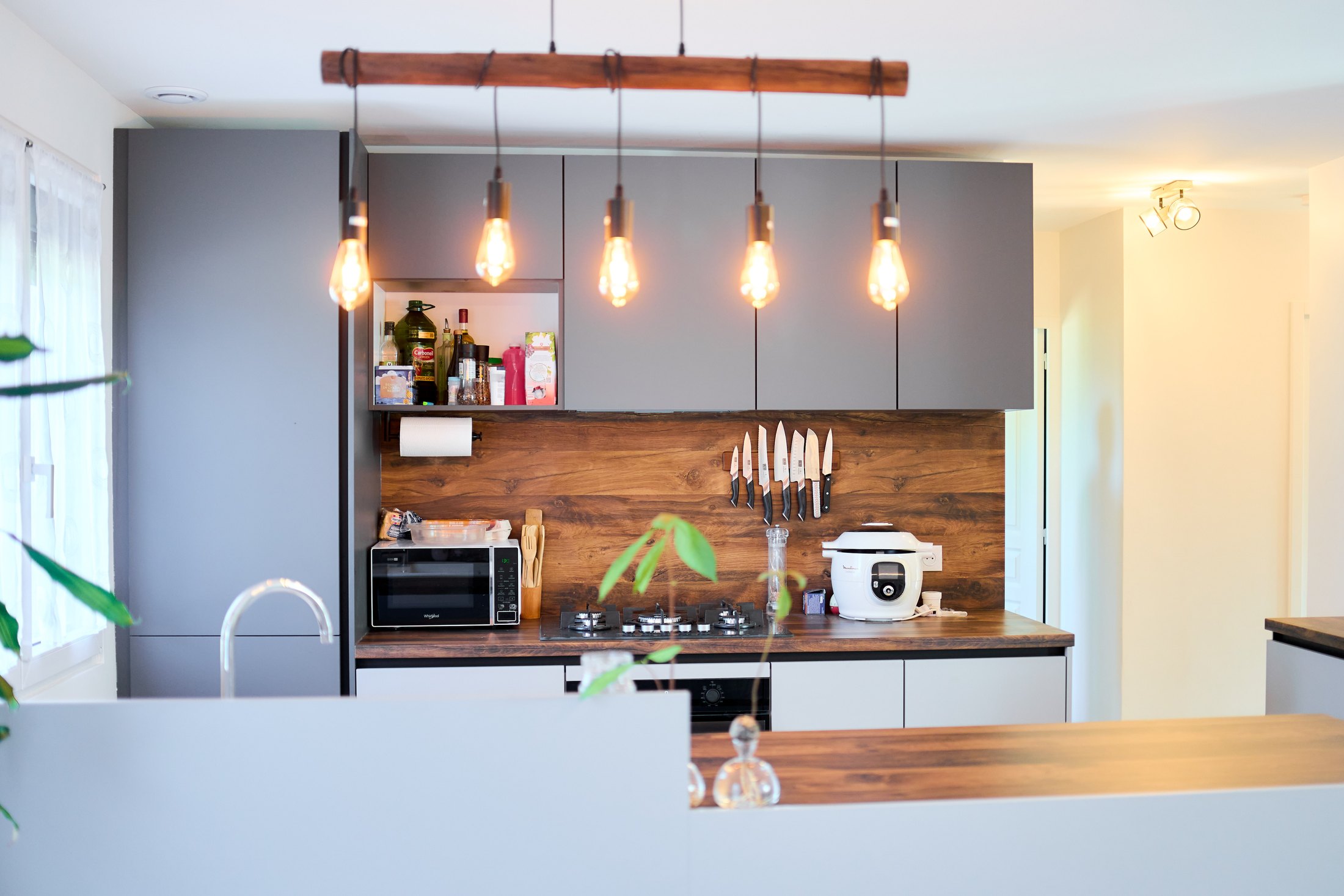 Rénovation d'une maison familiale à Maison Rouge près de Provins - cuisine réalisée dans une palette de gris, bois et noir