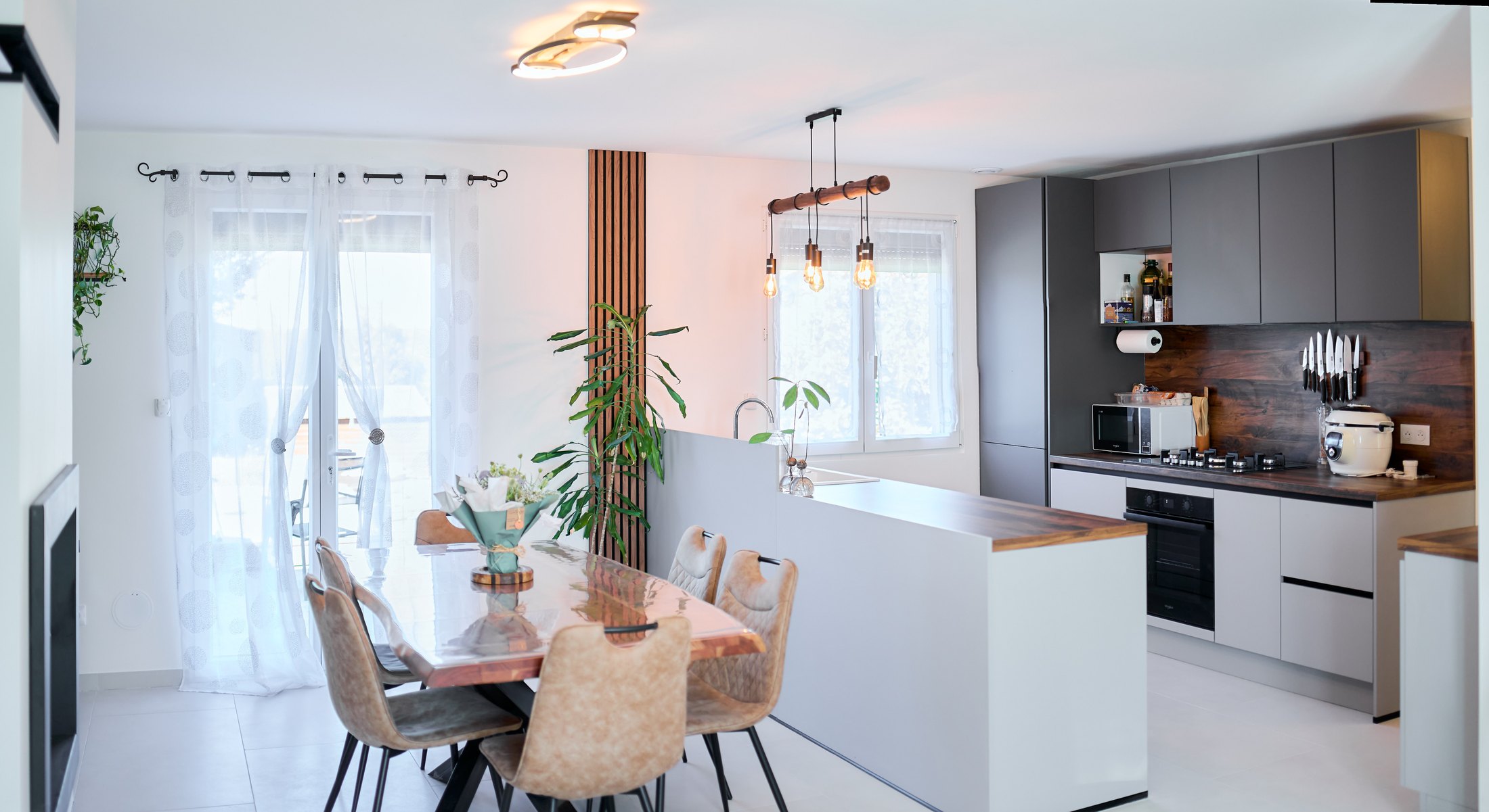 Rénovation d'une maison familiale à Maison Rouge près de Provins - cuisine ouverte avec îlot et salle à manger après travaux
