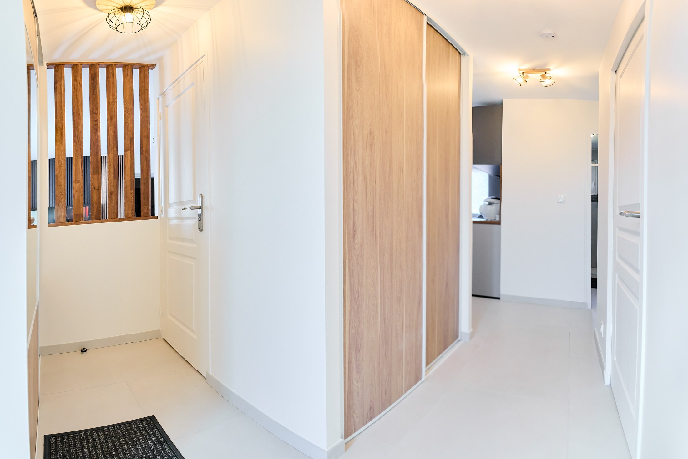 Rénovation d'une maison familiale à Maison Rouge près de Provins - entrée après travaux avec rangements et claustra en bois