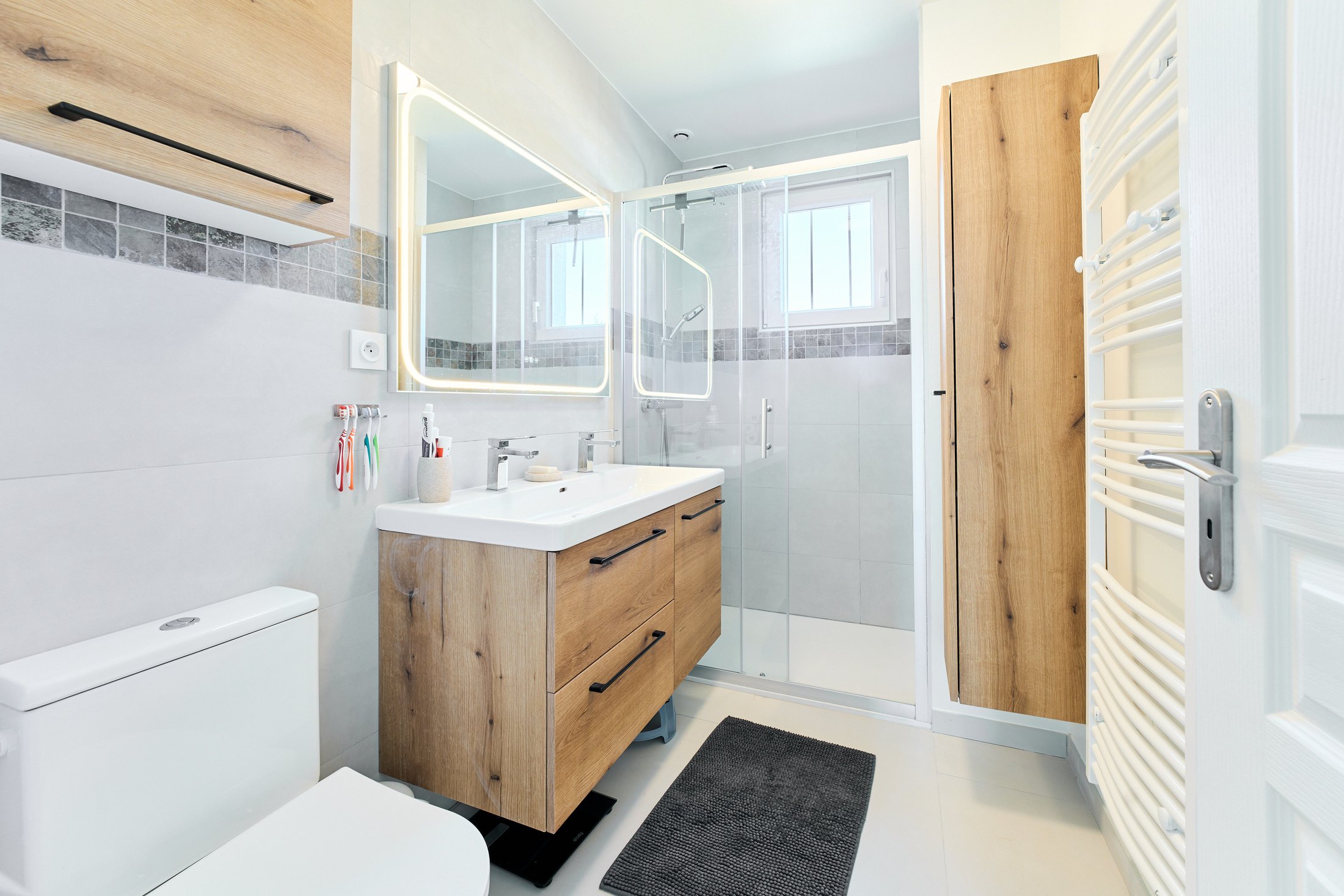 Rénovation d'une maison familiale à Maison Rouge près de Provins - salle de bains après travaux avec grande vasque, deux robinets et douche