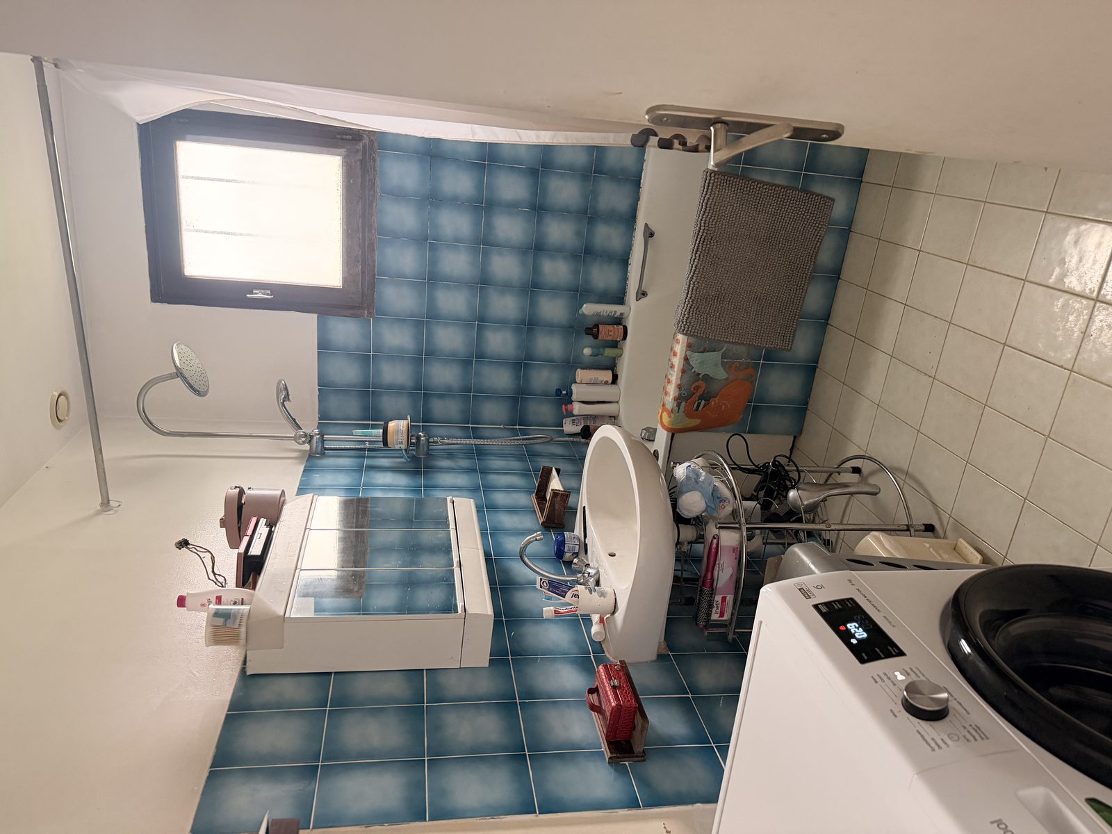 Rénovation d'une maison familiale à Maison Rouge près de Provins - ancienne salle de bains carrelée bleue avant travaux