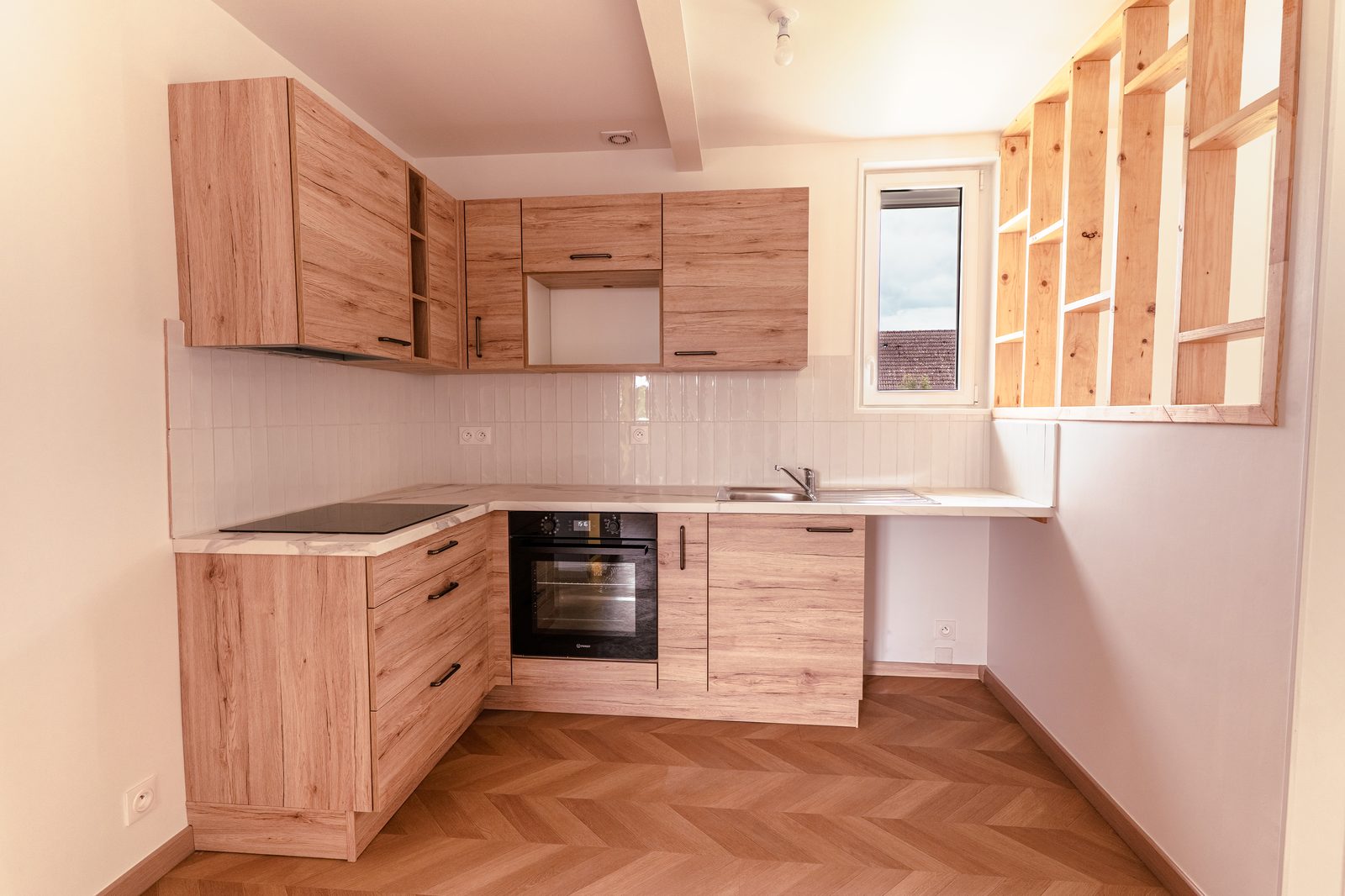 Rénovation d'une maison locative à Villiers-Saint-Georges près de Provins - cuisine ouverte en bois clair équipée après travaux