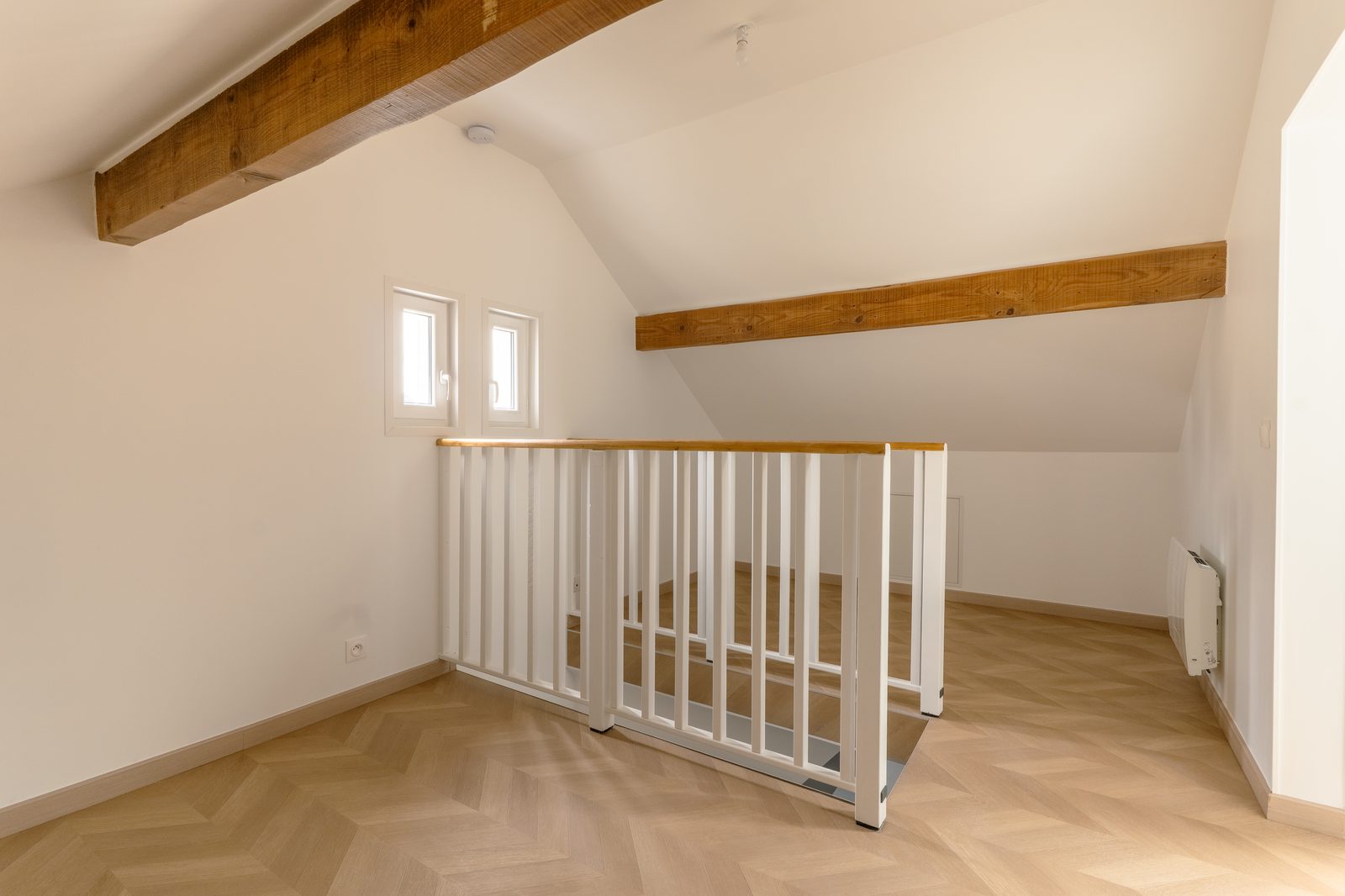 Rénovation d'une maison locative à Villiers-Saint-Georges près de Provins - palier d'étage ouvert avec garde-corps clair après travaux