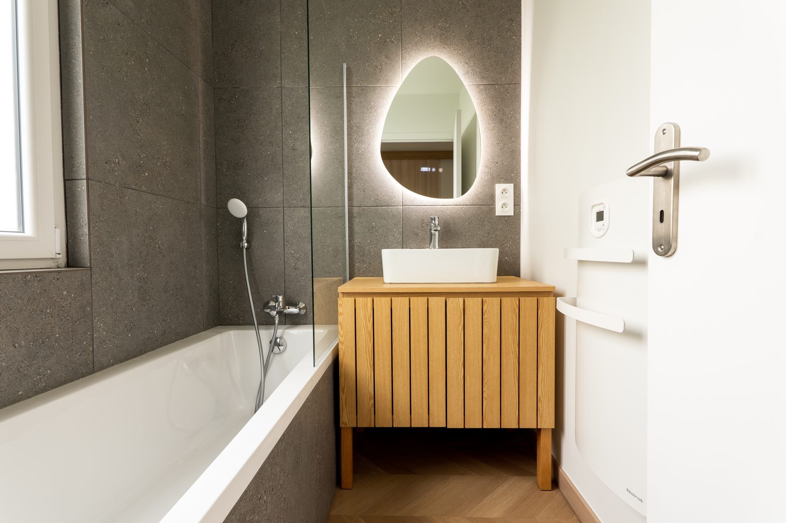 Rénovation d'une maison locative à Villiers-Saint-Georges près de Provins - salle de bains familiale avec baignoire et douche après travaux