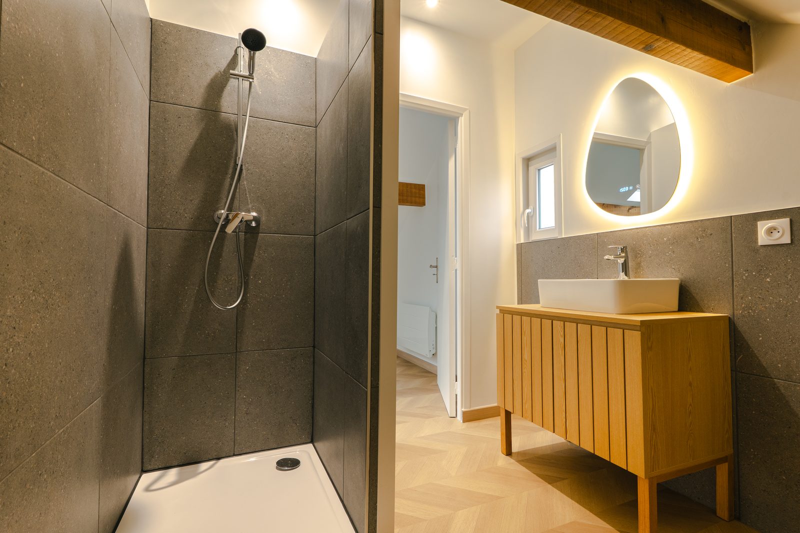 Rénovation d'une maison locative à Villiers-Saint-Georges près de Provins - salle de bains rénovée avec plan vasque en bois et miroir rétroéclairé
