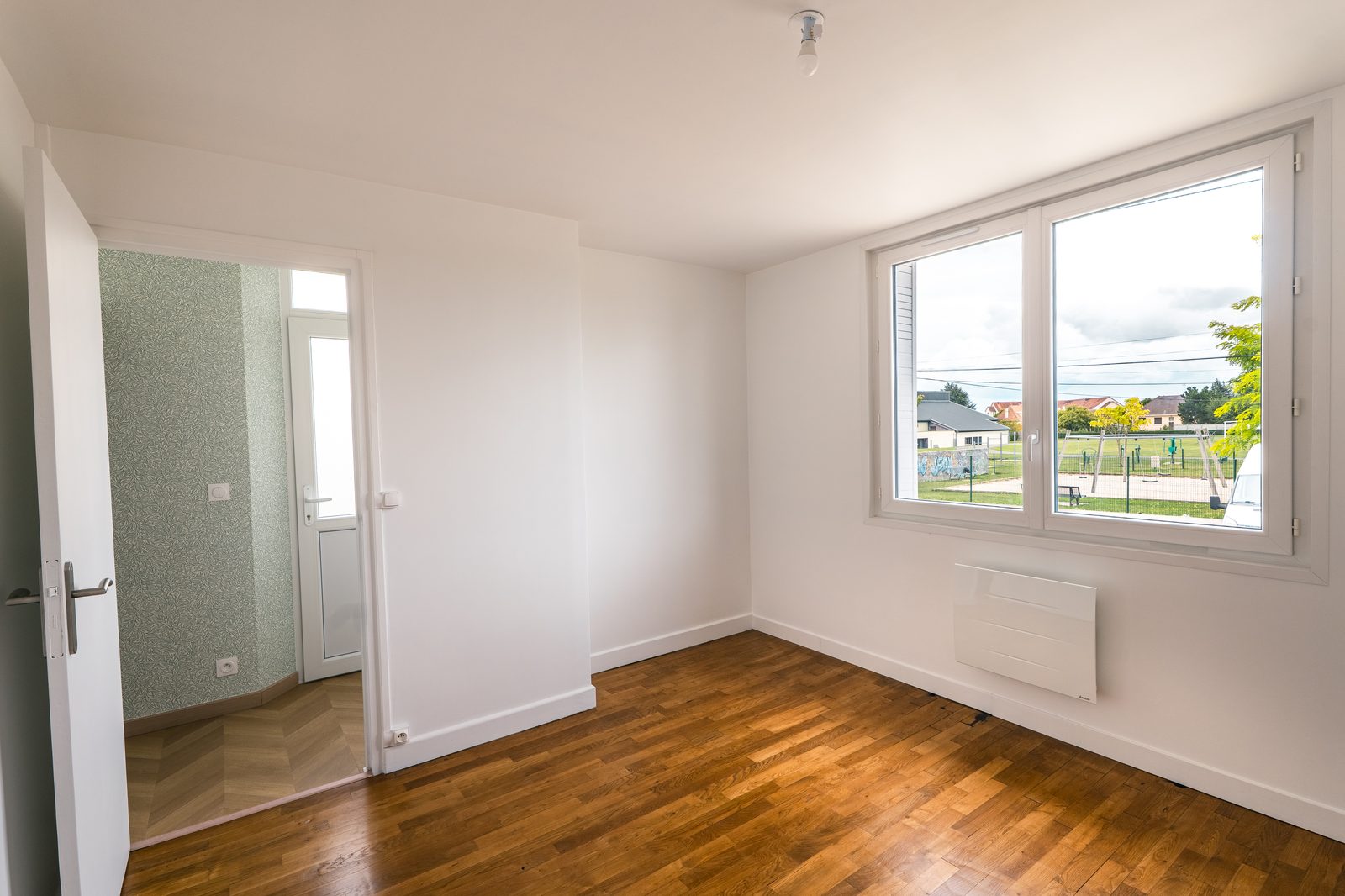 Rénovation d'une maison locative à Villiers-Saint-Georges près de Provins - séjour lumineux avec parquet après travaux