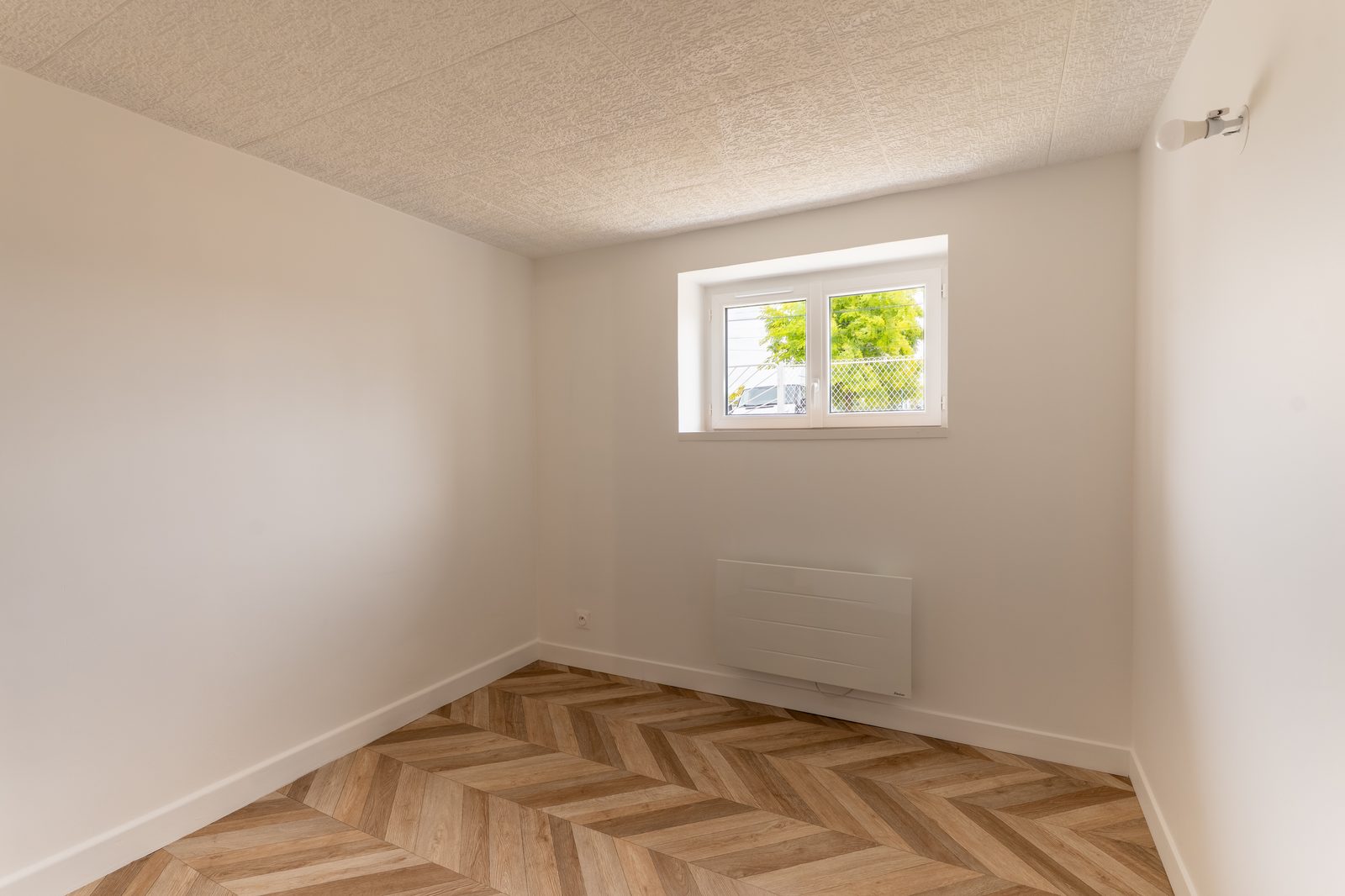 Rénovation d'une maison locative à Villiers-Saint-Georges près de Provins - suite parentale aménagée sous combles avec velux après travaux