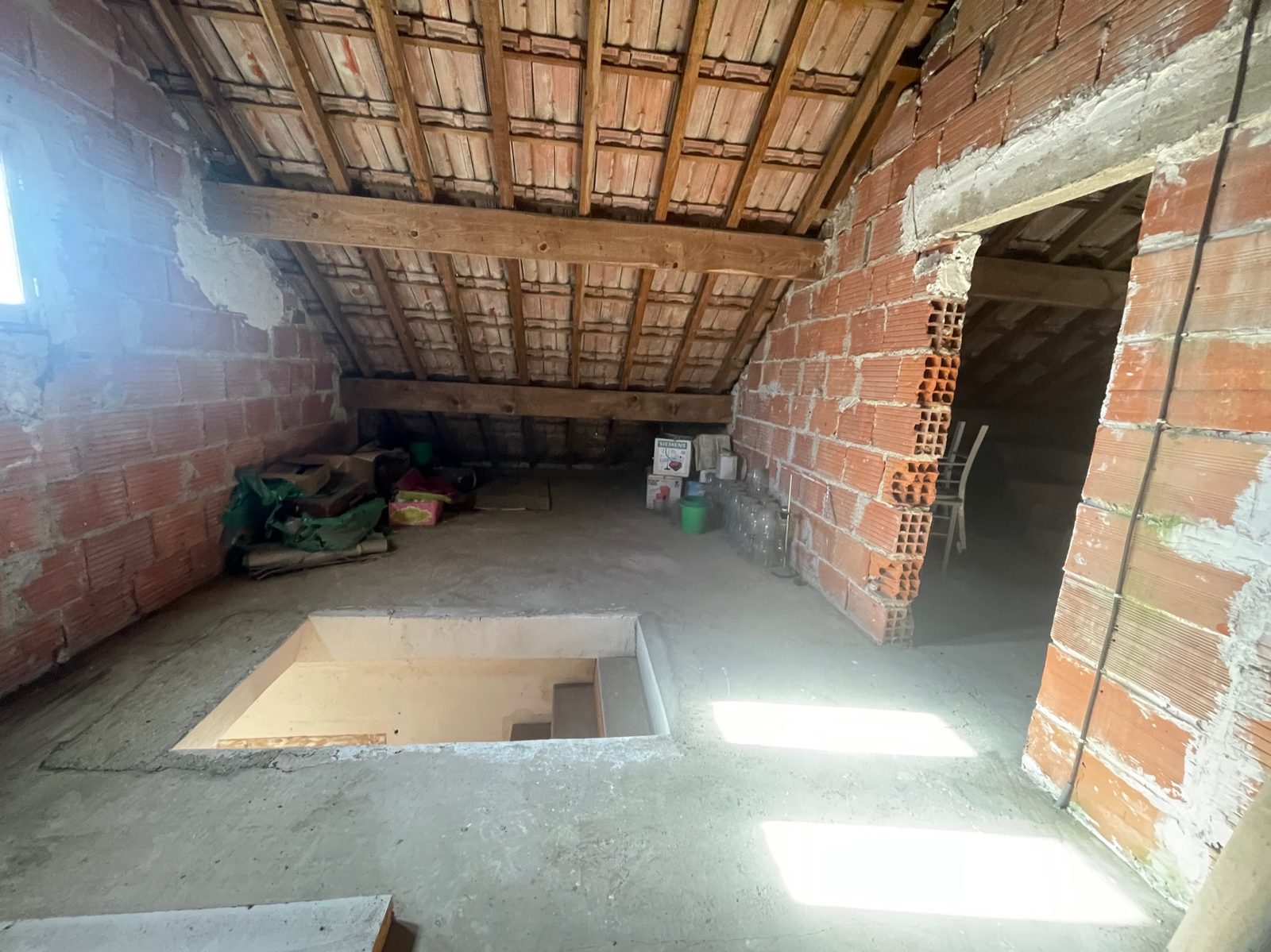 Rénovation d'une maison locative à Villiers-Saint-Georges près de Provins - combles bruts sous charpente avec trémie d'escalier avant aménagement