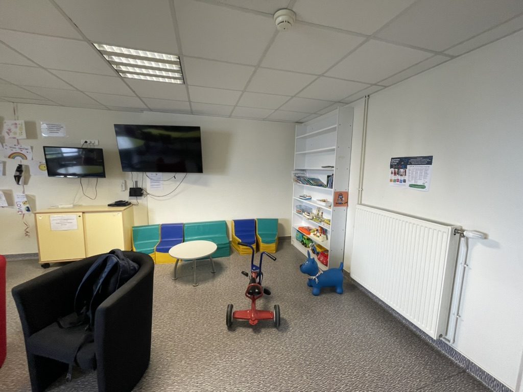 Aménagement d'une salle de vie pour enfants hospitalisés à Troyes - mobilier dépareillé et éclairage de bureau avant le projet