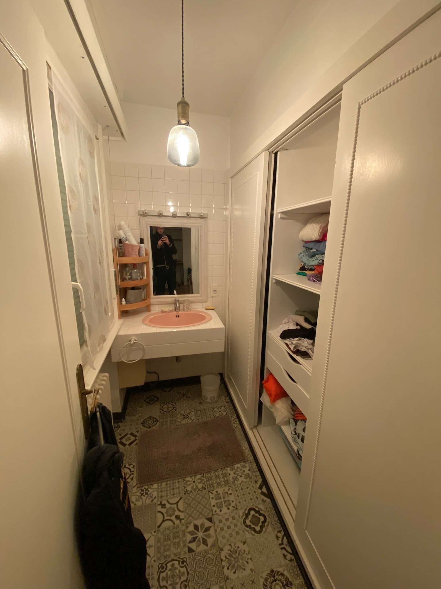 Transformation d'une Pièce Exiguë en Salle d'eau Élégante - photo avant
